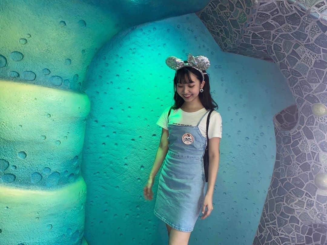 のインスタグラム：「みなさんおはようございますっ♡  昨日は友達とディズニーシーに行ってきました！！ ひっさしぶりのディズニーでめちゃくちゃ楽しかったけど、本当に暑すぎました🥵💦💦  ディズニー内もソーシャルディスタンスに注意してて、各地点にアルコールも設置されていて、コロナ対策ばっちりでした！🦠💥  たくさんディズニー写真を撮ってもらったけん少しずつ投稿していきます🥰  今日も暑いのでこまめに水分補給をして熱中症には気をつけて下さい！  そして今日もよければポチッと#のんポチ してもらえると嬉しいです🐻♡  ((写真を撮る時だけマスクを外してます  #ディズニーシー#tokyodisneysea#カチューシャ#lfl#gm#ミス桜美林コンテスト2020#ミス桜美林#桜美林コンテスト#ミスコレ#のんポチ#디즈니씨#인스타그램#셀카#셀스타그램#좋아요그램」