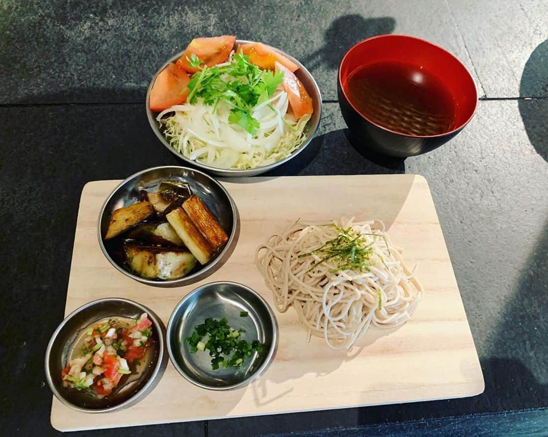 小池ジョアンナのインスタグラム：「#HUGTOWN で食べたお蕎麦💕  炎天下の撮影のあとの冷やしお蕎麦は最高でした！☀️私がサラダ好きだから、サラダも作って出して下さった、、🥺 生山葵も最高だったよ〜✨✨ #冷やし蕎麦 #蕎麦   また食べに行く☺️ #nokuchilab の他店舗もめちゃくちゃ気になってるので今度色々試そう〜✨✨」