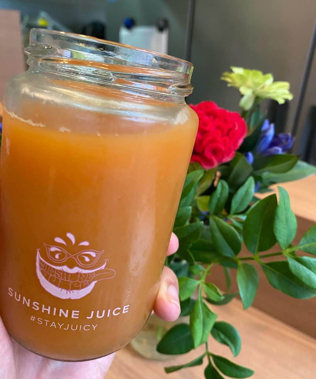 のインスタグラム：「暑いですね💦こんな日に夏バテ防止だ！とか言って食べ過ぎてしまっていませんか。でもそれって逆に消化にエネルギーを使いすぎて夏バテ一直線で逆効果😢暑い夏こそ少食で、消化に負担がかからないながらも自然の栄養をしっかりとれるサンシャインジュースがいいんですよー✌🏻太陽を浴びてジュースを飲んでいい夏を🌞🌞🌞 you shouldn’t eat too much in this heat. your organs are working hard to digest stuff and that makes you tired more. if you want a healthy summer, drink more juice and give your organs some rest🌞#stayjuicy #sunshinejuice #サンシャインジュース　#夏バテ防止」