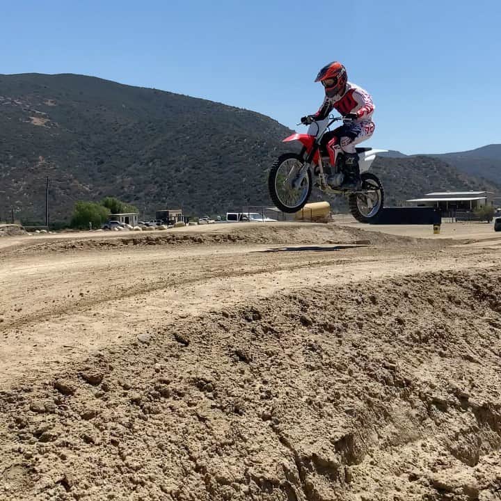 ジョーディン・バラットのインスタグラム：「super fun day at the track.. it was my first day on a bike at a track, it was so so cool!!! i felt like a little kid again.. driving in there and seeing everyone riding 🤘🏼 i definitely got that bug 🙌🏼🙌🏼 thank you so much @stevecaballero for getting me all right gear to keep me safe, i’m so grateful to be riding a dirtbike ❤️」