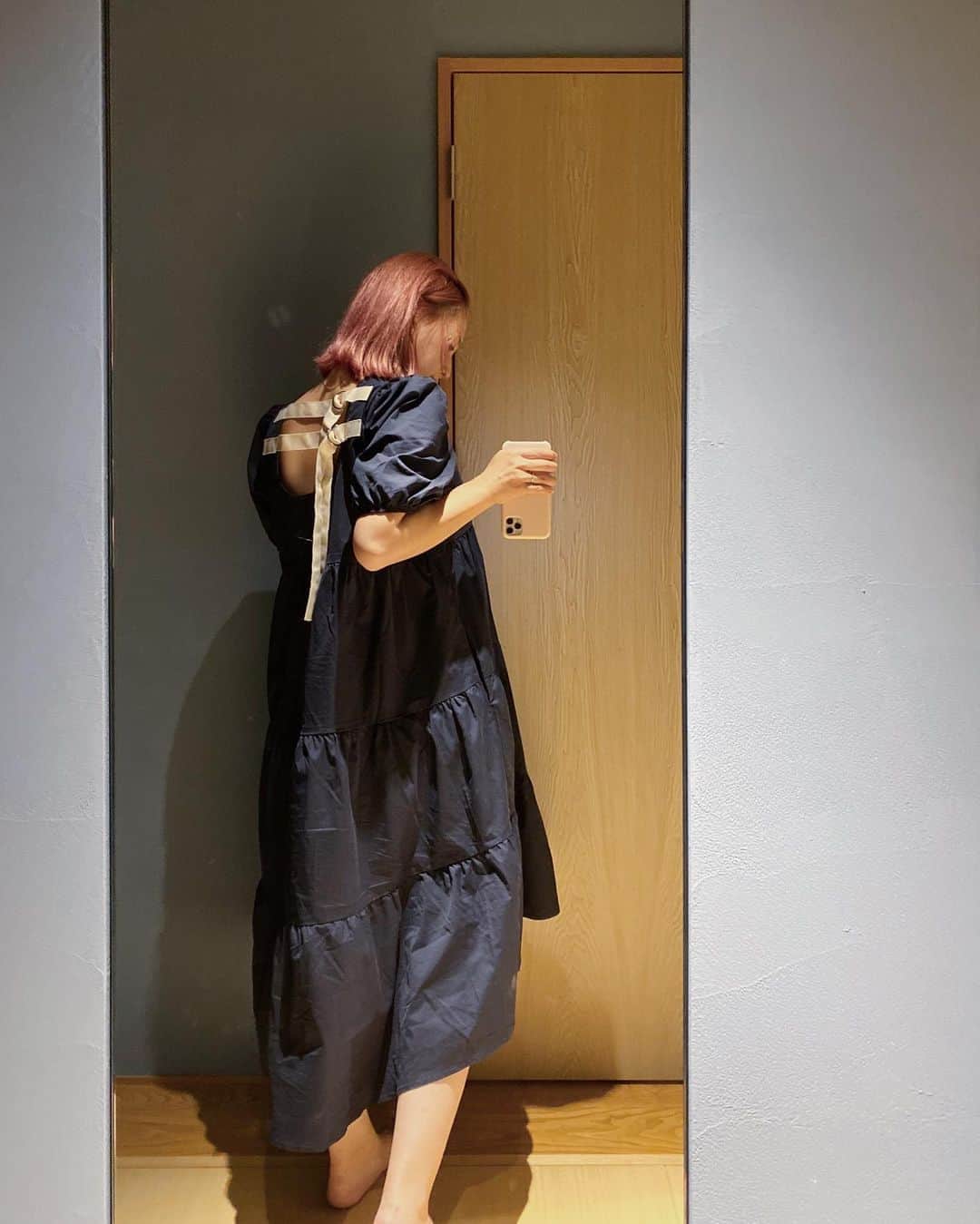 目見田早弥子のインスタグラム：「💠 @priveve_priveve のワンピース👗 Aラインだから大きなお腹でもラクに着られるし 上品なネイビーとパフスリーブできちんと感がありつつも バックスタイルのハズしが☺️♡ ワンピースの裾の後ろが長くなってるのも可愛い◎ ⠀ 今朝久しぶりに着てみたオーバーオールが もうキッツキツで..😂 ソッコーで別のワンピースに着替えました💭 どんどん大きくなっていってるなあと改めて感じる🤰🏼 予定帝王切開なので(一人目が緊急帝王切開でした) 順調にいけば 予定日より２週間ほど早く産むことになるので ほんとにもうあとちょっと。 娘の時より胎動が激しく、 昨日の夜経験したことのない蹴りの強さに悶絶しました😂 元気そうでなにより！早く会いたいよ👶🏻」