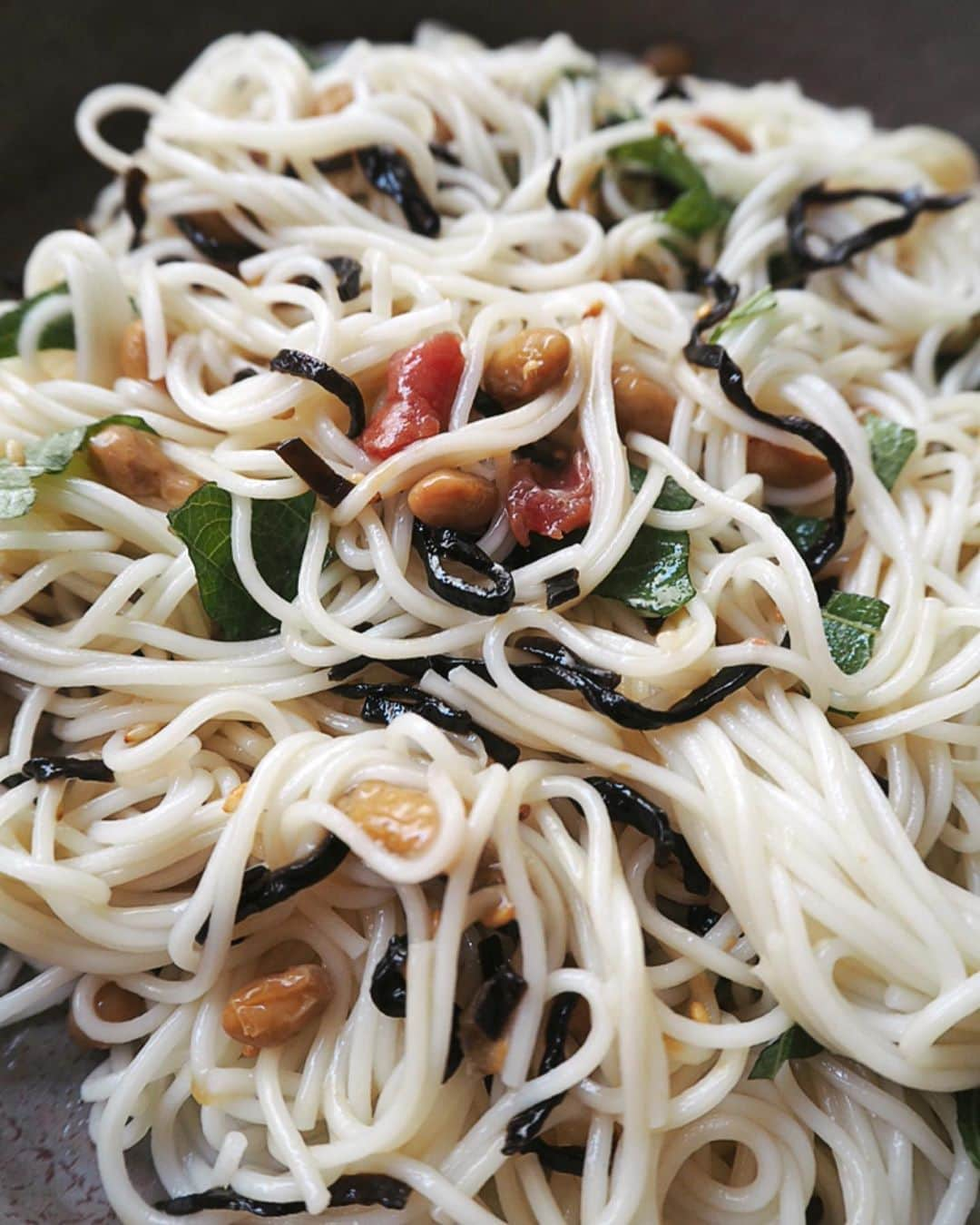 吉野千穂さんのインスタグラム写真 - (吉野千穂Instagram)「千穂飯レシピ🌿 『包丁いらず！塩昆布と納豆の混ぜそうめん』  夏の味方、そうめんの簡単アレンジレシピです！ 包丁なんて使いません🔪 そうめん茹でるのだけ頑張ってもらえれば5分でできます。  風味豊かでねばねばさっぱりな一品です☺️ よ〜く混ぜてお召し上がりください♪  🌱1人分/調理時間5分  🌱材料 そうめん　1束100g  納豆　1パック 塩昆布　2つまみ〜お好きな量 大葉　2枚 梅干し　1個  白いりごま　適量 ごま油　2まわし めんつゆ　1まわし  ①そうめんを茹でる そうめんはたっぷりのお湯で袋の表示時間通りに茹でる(梅干しやお酢を入れて茹でると麺がキュッと締まってコシが出ます！)  ②器に盛る ・水で洗って水気を切ったそうめんを器に盛る ・塩昆布、たれを混ぜた納豆、梅干しをのせる  ③仕上げる ・大葉は軸を取ってちぎりながらのせ、白いりごまをちらす ・ごま油、めんつゆをまわしかける * * #そうめん#そうめんアレンジ#納豆#塩昆布#大葉#夏メニュー#そうめんレシピ#時短レシピ#5分#包丁いらず#簡単レシピ#作り置き#作り置きレシピ#常備菜#千穂飯#管理栄養士ごはん#管理栄養士#吉野千穂#おうちごはん#毎日ごはん#朝ごはん#お昼ごはん#晩ごはん#今日のごはん#フードスタイリスト」8月12日 10時02分 - chiho_yoshino