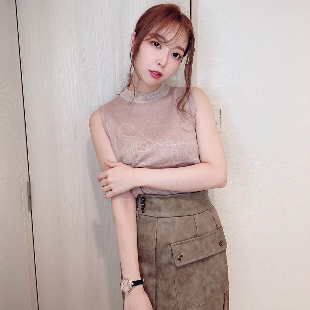 のインスタグラム：「. . . . おはようございます🌸 . 今日も沢山寝たー！笑 . 今日は午後から雨が降るみたいですね。 . 外出しているみなさんお気をつけて、、⭐️ . . #Darich #darichコーデ  #カフェラテコーデ  #カフェラテ #cafelatte  #newretro  #newtro #latte #mewmew」
