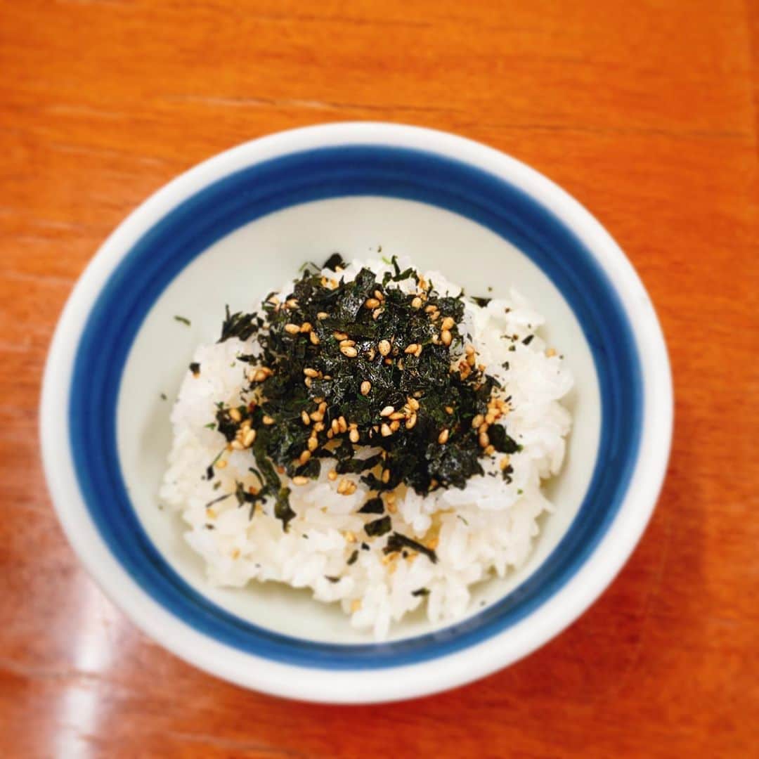 田井弘子さんのインスタグラム写真 - (田井弘子Instagram)「大阪のお友達から、美味しい贈り物が届きました！  #味のりふりっこ  #ふりかけ #ご飯が進む   関西では、海苔と言えば、#味のり　ですね。 朝食海苔も、おにぎりの海苔も。それが普通でしたけど、東京や旅行先だと朝食に　#焼き海苔　が出てきて、 「え？これ味付いてへんやん？」 と思ってました(笑)」8月12日 10時13分 - hirokotai