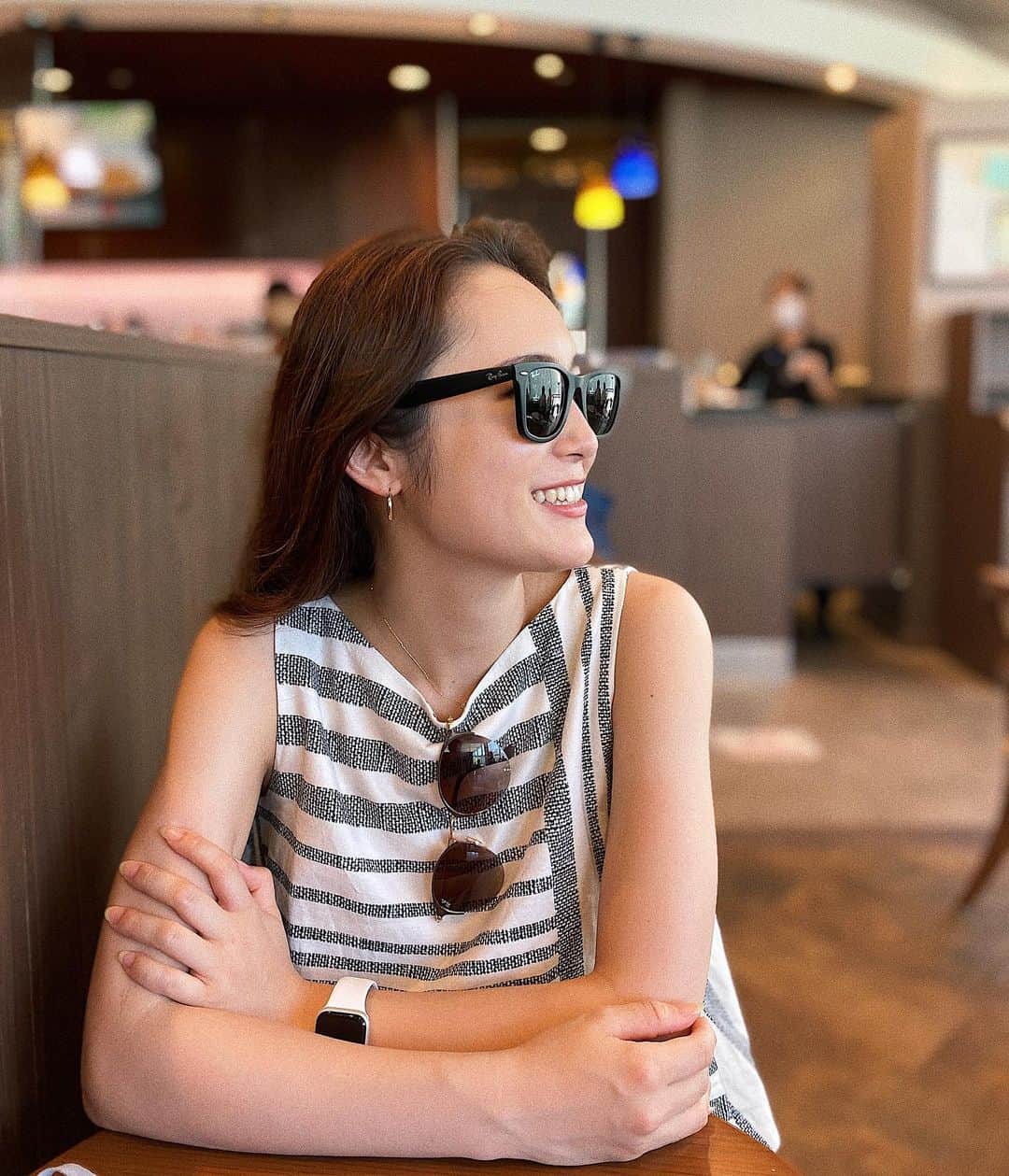 中野英菜のインスタグラム：「サングラス on sunglasses 🕶 これから流行るらしいよ🤫ふふ #夏休み #蜜ではなく密避ける #夏 #休日 #サングラス #sunglasses #happy」