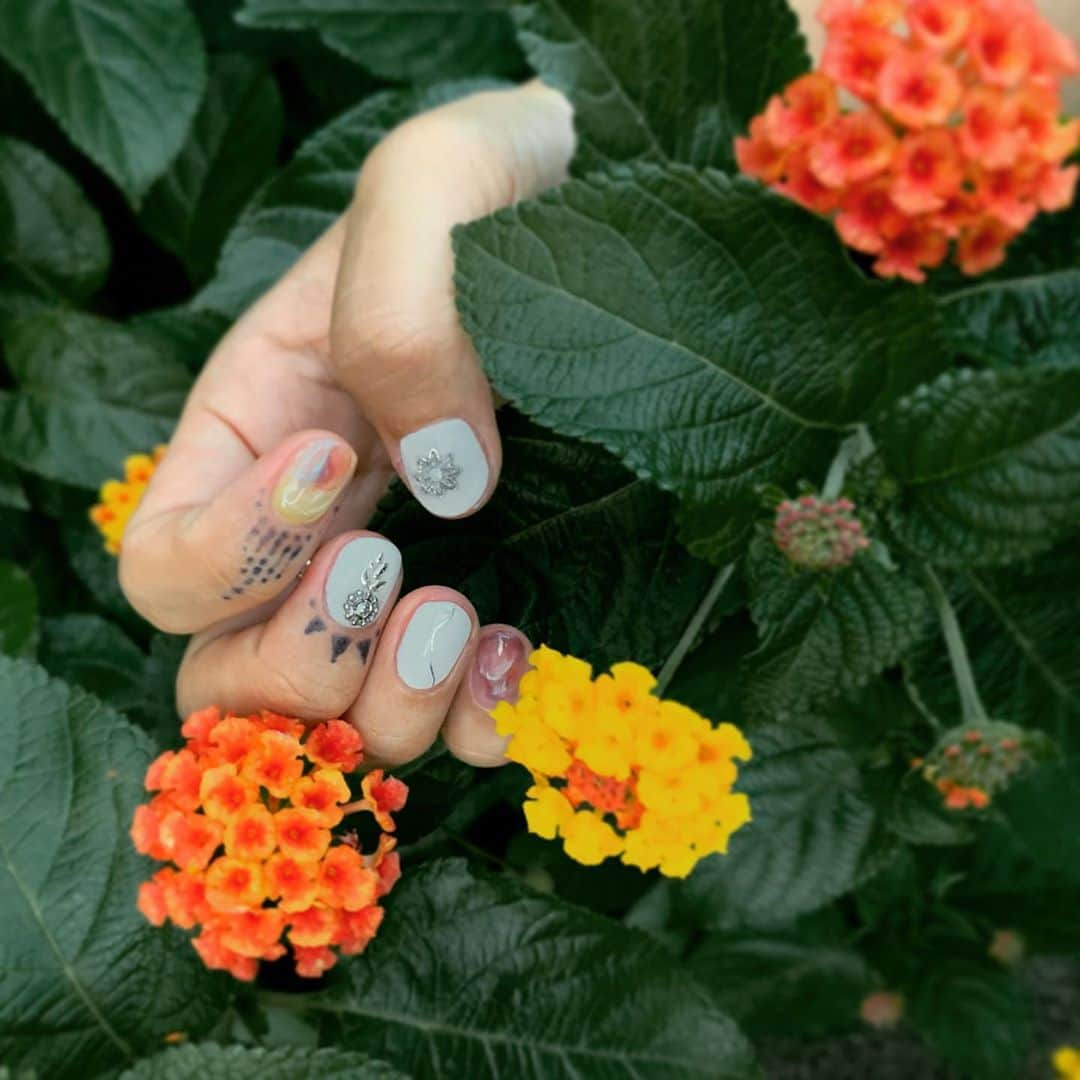 Rihwaさんのインスタグラム写真 - (RihwaInstagram)「New nails!🤍🧡💙🌼 白いネイルが焼けた肌に映える〜！🌞🐚✌🏽🌴 #Rihwa #nails #nailsdone  #fashion #ジェルネイル #ネイル  #ネイルデザイン @yukamizz」8月12日 10時21分 - rihwa_official