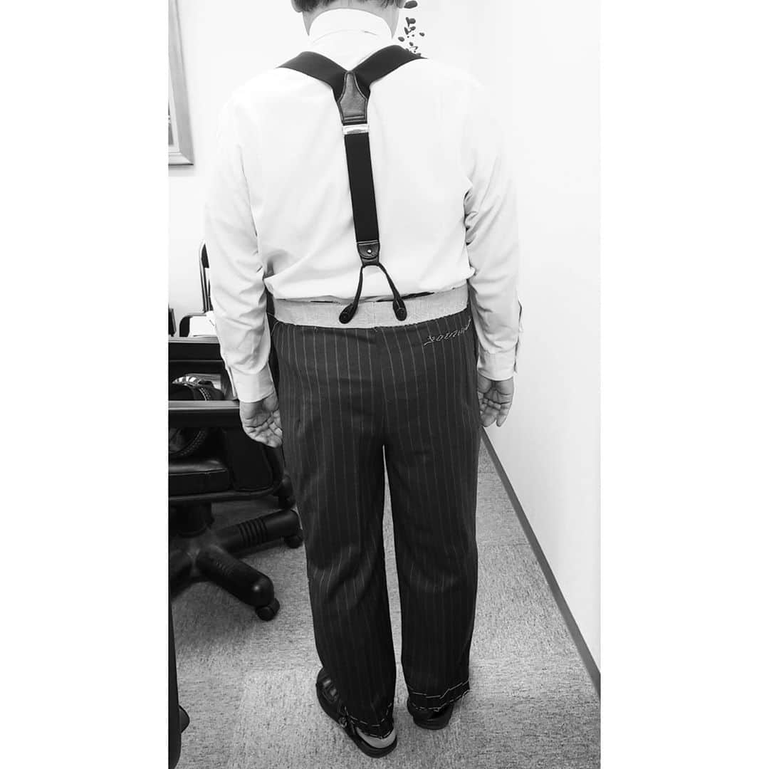 信國太志のインスタグラム：「Mid summer trousers fitting with #braces . #bespoketailor #trousers」