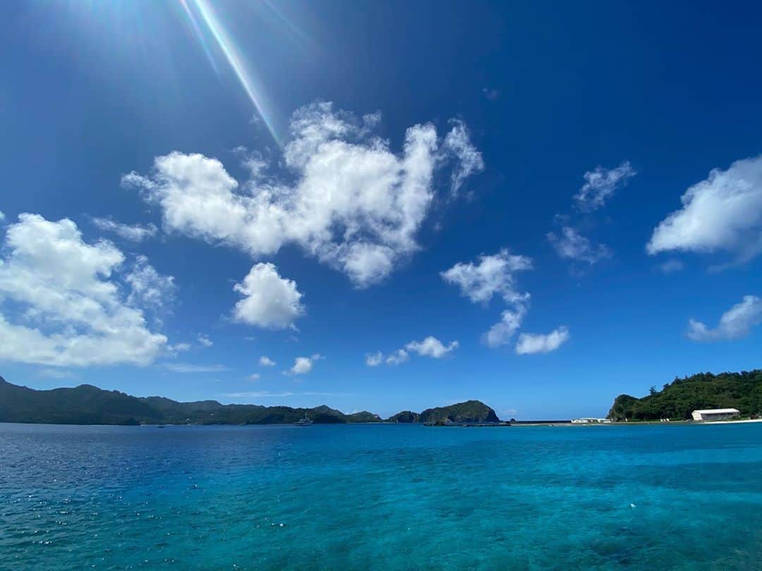 のインスタグラム：「久しぶりのクリアな青空！ 西之島の噴煙のせいか、ここのところモヤモヤしていた父島の空ですが、熱帯低気圧がきれいにそれを吹き飛ばしてくれたようです。 青い空と青い海！ 元気でますね〜♪ 父島では、商店や飲食店が並ぶ島の中心地、大村地区でもこんな美しい景色を楽しむことができます！ #世界自然遺産小笠原諸島 #小笠原諸島 #小笠原 #小笠原村 #父島 #二見港」