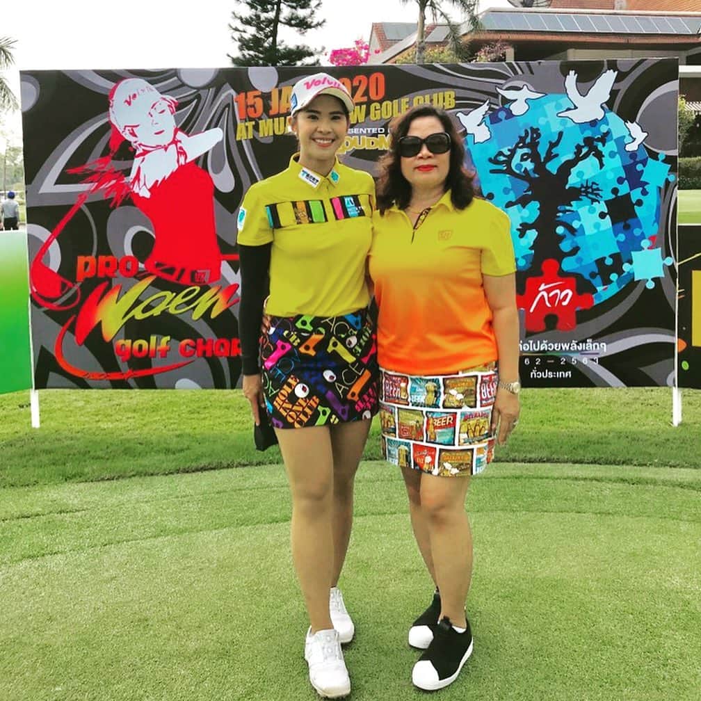 ポーナノン・ファトラムのインスタグラム：「สุขสันต์วันแม่นะคะ❤️ ขอให้คุณแม่ทุกท่านมีความสุขมากๆ สุขภาพแข็งแรงค่ะ แหวนขอบพระคุณแม่ที่รักและเป็นกำลังใจให้แหวนทุกๆเรื่องค่ะ รักแม่มากๆนะคะ🥰😘 #thaimothersday #คุณแม่นักสู้😁」