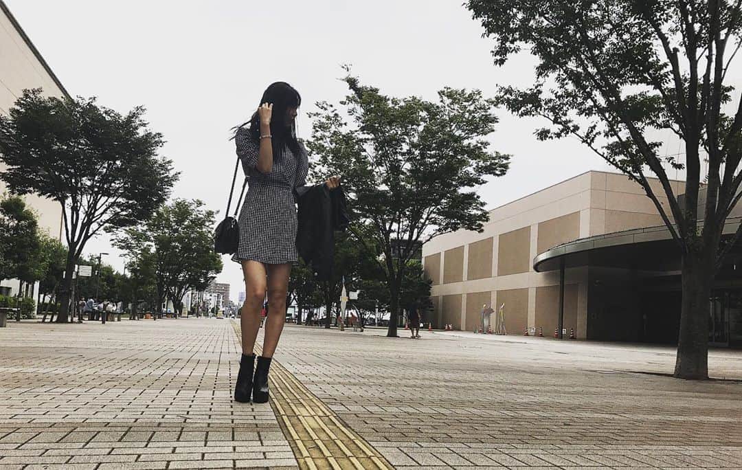 桑名利瑠のインスタグラム：「. . . 上京したての頃🗼黒髪ロング懐かしい〜！！ もうすぐ東京きて3年?😳早いな。。 . . . #fashion #makeup #followforfollowback #followｍe #outfit #outfitoftheday #上京 #関西 #大阪 #instafashion #instagood #l4l #instalike #instapic #photooftheday #selfie #selca #code #codenate #黒髪 #黒髪ロング #japan #아이돌 #모델 #패션 #오사카 #도쿄 #ポートレート #写真 #脚」
