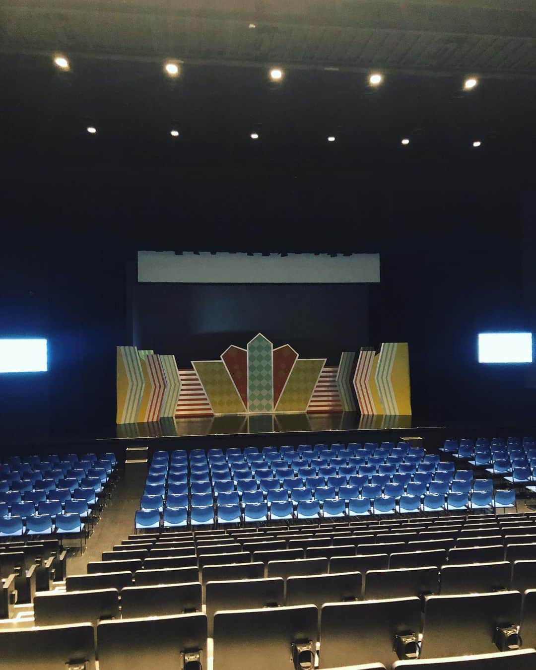 おたこぷーのインスタグラム：「よしもと福岡　大和証券/CONNECT劇場 2日間の出番ありがとうございました。 もちょっと、おりたかったなぁ。  あ　あっという間の福岡での２日間 い　いよいよ今日は東京に帰ります う　うれしかった事、楽しかった事 え　えんえんと(延々と) お　おもい出せない  嘘っ！福岡はよかとこです。最高です。」