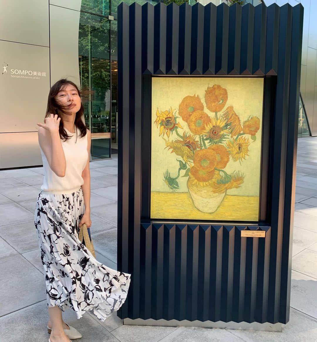 小橋めぐみのインスタグラム：「リニューアルしたSONPO美術館前の ひまわりが、かっこよくて。夏。 #sonpo美術館 #VincentvanGogh #sunflower」