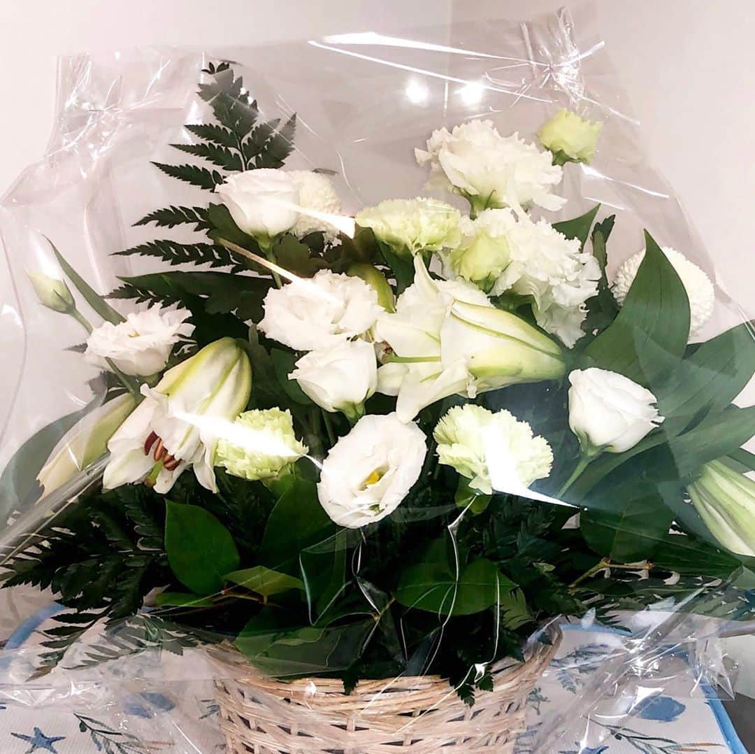 西原さおりさんのインスタグラム写真 - (西原さおりInstagram)「白い花✨ ・ 福岡の妹からお花が届きました☺️ 義父の新盆を覚えてくれてました。 （九州では初盆と言って8月にお迎えするところが多いのです） ・ 白い花だけのアレンジメントは初めて。 美しいです✨ ・ #flowers #whiteflowers #present」8月12日 10時46分 - saolio