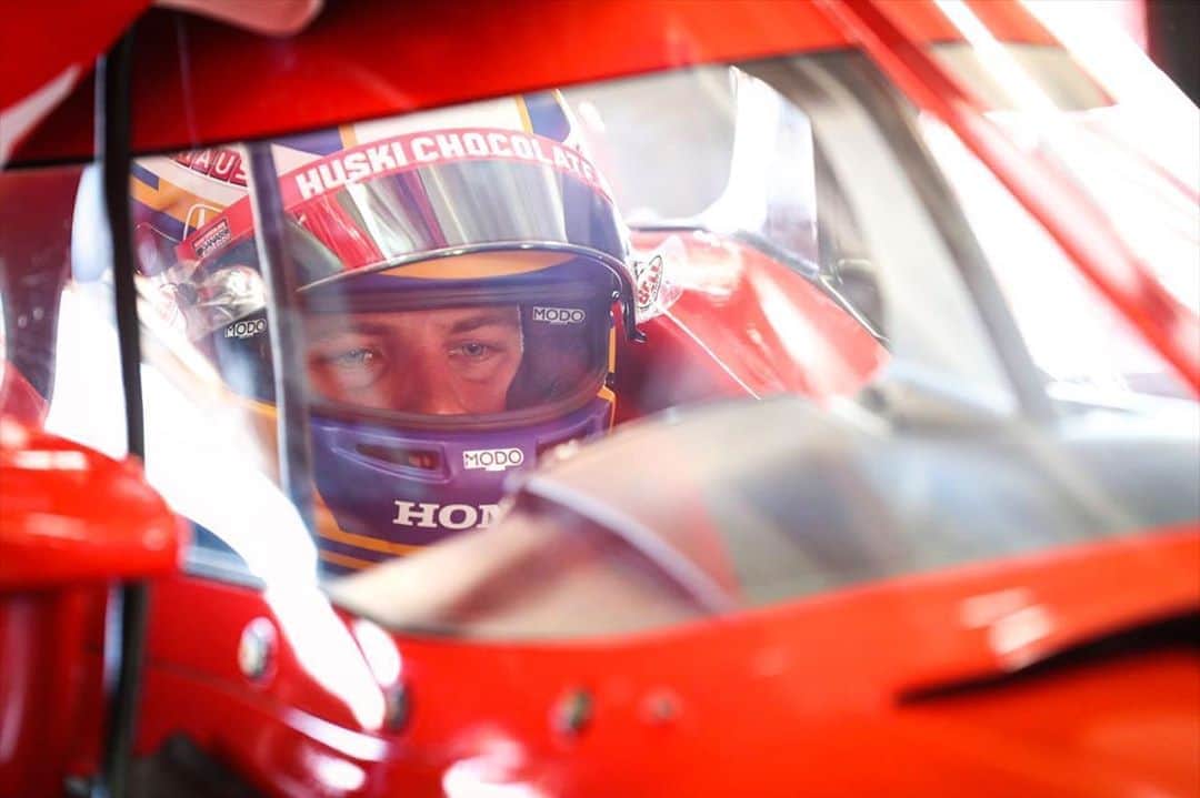 マーカス・エリクソンのインスタグラム：「Time to kick off “month of August” tomorrow when practice starts at @indianapolismotorspeedway for the 104th running of the Indy 500. I feel confident, prepared and ready💪🏻. Can’t wait to jump in the @huskichocolate @chipganassiracing @hondaracing_hpd no8 car and get going #ME8 #INDYCAR #INDY500」
