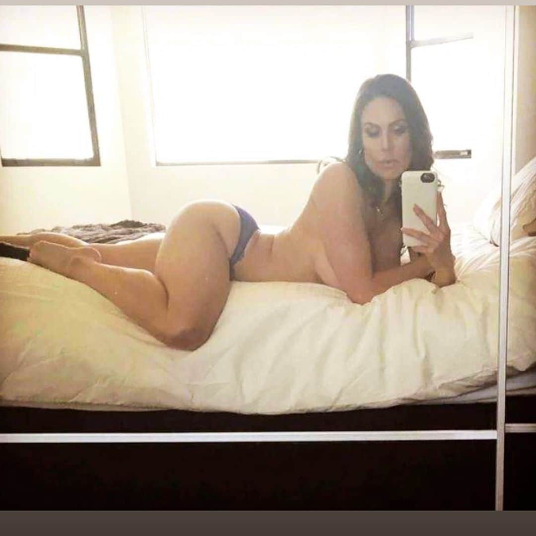 Kendra Lustさんのインスタグラム写真 - (Kendra LustInstagram)「#TuesdayMood .. could use a #massage anyone good with there hands? 🙌🏻 #TuesdayNight maybe #girltime & #wine 😉」8月12日 10時58分 - kendralust