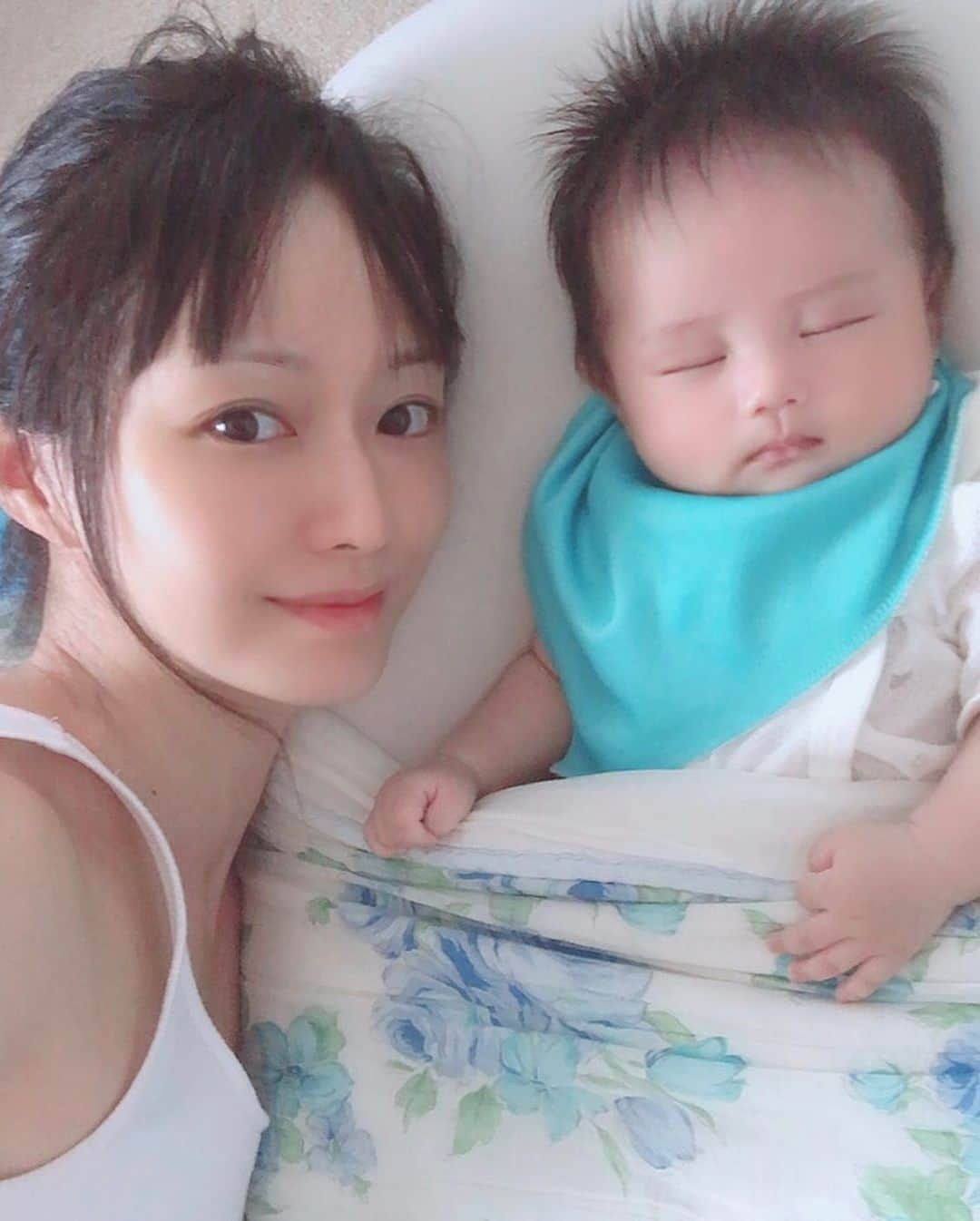 吉山りささんのインスタグラム写真 - (吉山りさInstagram)「おはようございます👶🏻with 孫💕📸  わたしは5時起きで 洗濯2回終わりました☀️  バルコニー2面あるから洗濯3回やっても 全部干せるのは嬉しい🌞😊🌞  スヤスヤ天使👼🏻  #おはようございます #洗濯 この間撮影中に  『部屋干しでも臭わないって洗剤でも匂うよね〜』 『分かる〜臭う〜』 『部屋干しの人すぐ分かる〜』 って話で盛り上がった事思い出しました🌈 3人とも #嗅覚 半端ないんだと思う #匂いに敏感 #香りフェチ #柔軟剤 入れ忘れてたら洗い直すほど香り大好き #👃🏻 #goodsmell  ただ良い香りの柔軟剤だと蜂🐝にマジで間違えられて服何度もかじられてる😂ある意味凄い🌷 そして #孫 一緒に寝て一緒にお風呂💕 #沐浴 というか一緒に入った🛁  #grandson #天使 #cute  #2ヶ月baby  #吉山りさ #フリーモデル #model #モーニング #すっぴん #赤ちゃん #baby すやすや #おうち時間 #2人ぼっち 💕  #記念写真 ポチッとな📸」8月12日 11時04分 - oreorerisa