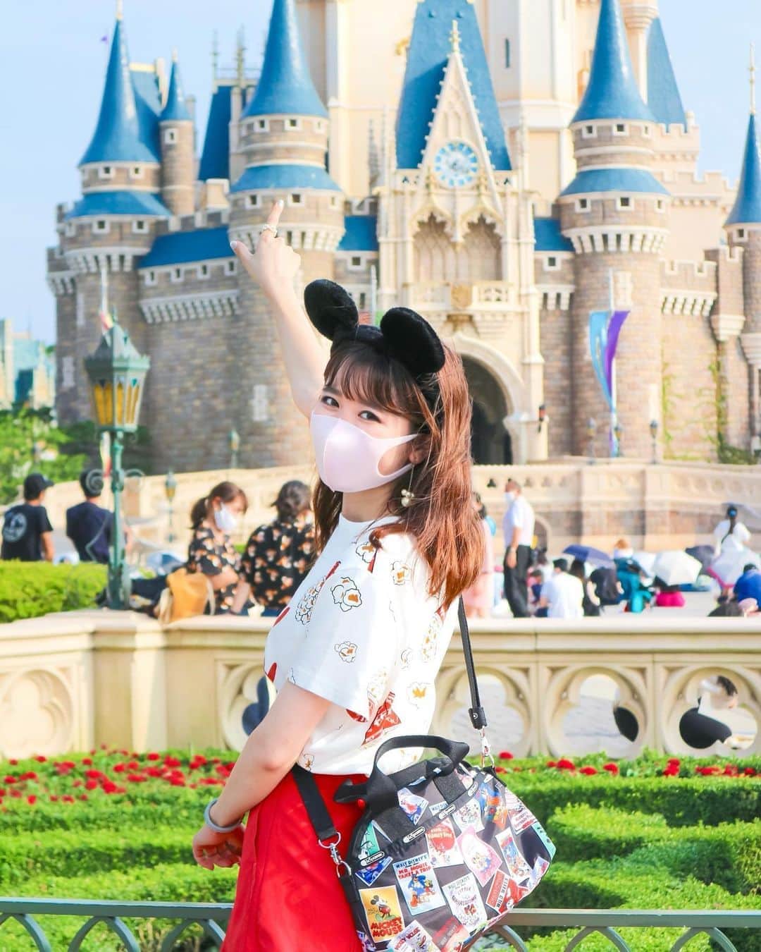 Kanaのインスタグラム：「ㅤ ㅤ この日使ってたバッグ レスポートサック( @lesportsacjapan )から出た ミッキーコレクションが 可愛すぎて最高なのです🐭🧳🌈 ㅤ ㅤ 私はvintage posterシリーズにしたけど 他にも可愛いのたくさんあったよ🥺💭❤️ ㅤ ㅤ ㅤ 見た目はコンパクトなのに 収納がたくさん付いてて 荷物たくさん入ってはなまるっ！🙆🏻‍♀️💮 ㅤㅤㅤㅤ 私いつも荷物多いんだけど すごい使いやすかった🥰❣️ ㅤ ㅤ ㅤㅤㅤㅤ ディズニー行く時 洋服に合わせて鞄選ぶのも うきうき楽しい🥴💭💘 ㅤ ㅤ ㅤ ㅤ ㅤ ㅤㅤㅤ ㅤ ㅤ ㅤ #kana_disney ㅤㅤㅤㅤ #レスポートサック #lesportsac #東京ディズニーランド #ディズニーランド #東京ディズニーリゾート #シンデレラ城 #ディズニーコーデ #tokyodisneyland #tdl #tokyodisneyresort #tdr #mickeymouse #cinderellacastle」