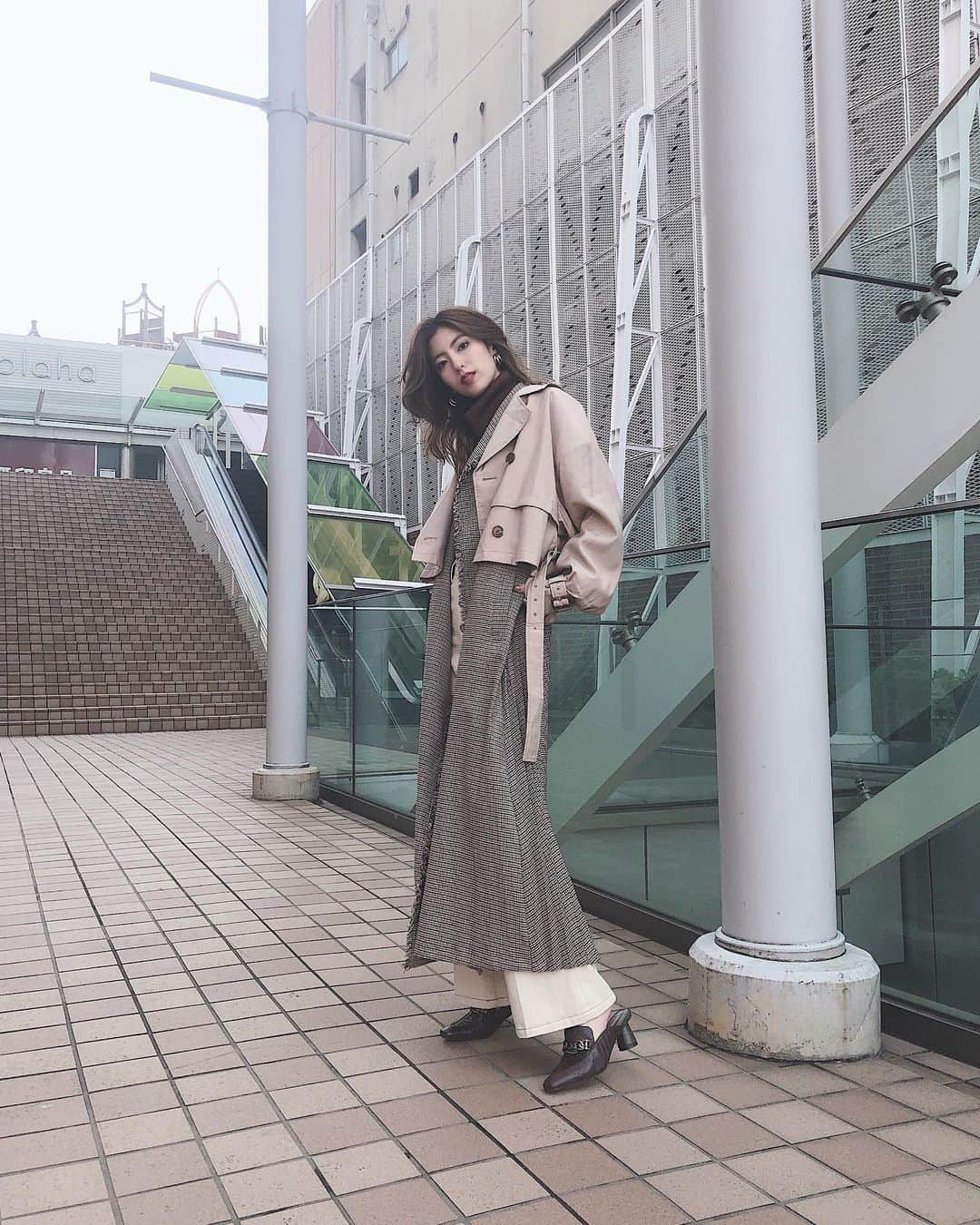 高村 楓のインスタグラム：「. . 今日から予約殺到した #ガンクラブレイヤードトレンチコート が発売だよ〜🥺🥺 . 3WAYで着れちゃうからほんまに便利！ 別々にして秋口すぐ着れるから お早めのgetをオススメします😏✌️ . 私はベージュ派🍂 . #MURUA#murua_snap#murua_by_staff#code#fashion#bestisトレンチbymurua #ムルーア#トレンチコート#着回し#秋服#コーデ#ファッション」