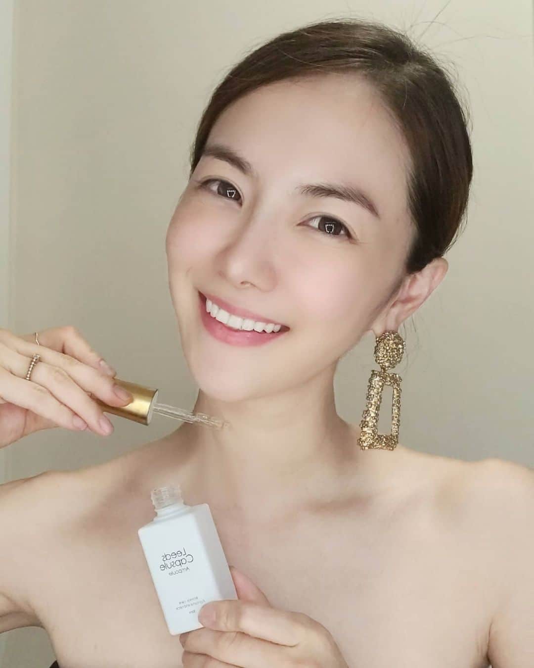 ユ・ハナさんのインスタグラム写真 - (ユ・ハナInstagram)「오늘, 깊은 주름 오래된 노화 착색된 검버섯등 손&목 전용앰플 리즈캡슐앰플 & LED핸드마스크기기 는 오늘이 마지막날이에요🖐  그동안 어떻게 관리해야할지 막막했던 분들, 은근히 스트레스와 고민이셨던 분들,  손의 많은 #손주름 잦게 생기는 #큐티클 #검버섯  목의 #굵은주름 등으로  스트레스였던 분들  #리즈캡슐앰플 받아보시고 효과보시고 리즈시절의 아름다움 다시찾으시길  바래보아요😊  궁금하신점 카카오톡 플러스친구에서 프롬하나cs 라고 검색하시면 상담카톡두 나오구요, 디엠은 답변이 조금느릴수있어요^^   구매는 언제나 프롬하나 공식사이트  상단 프로필 주소클릭 OR www.fromhana.com」8月12日 11時05分 - hahana111