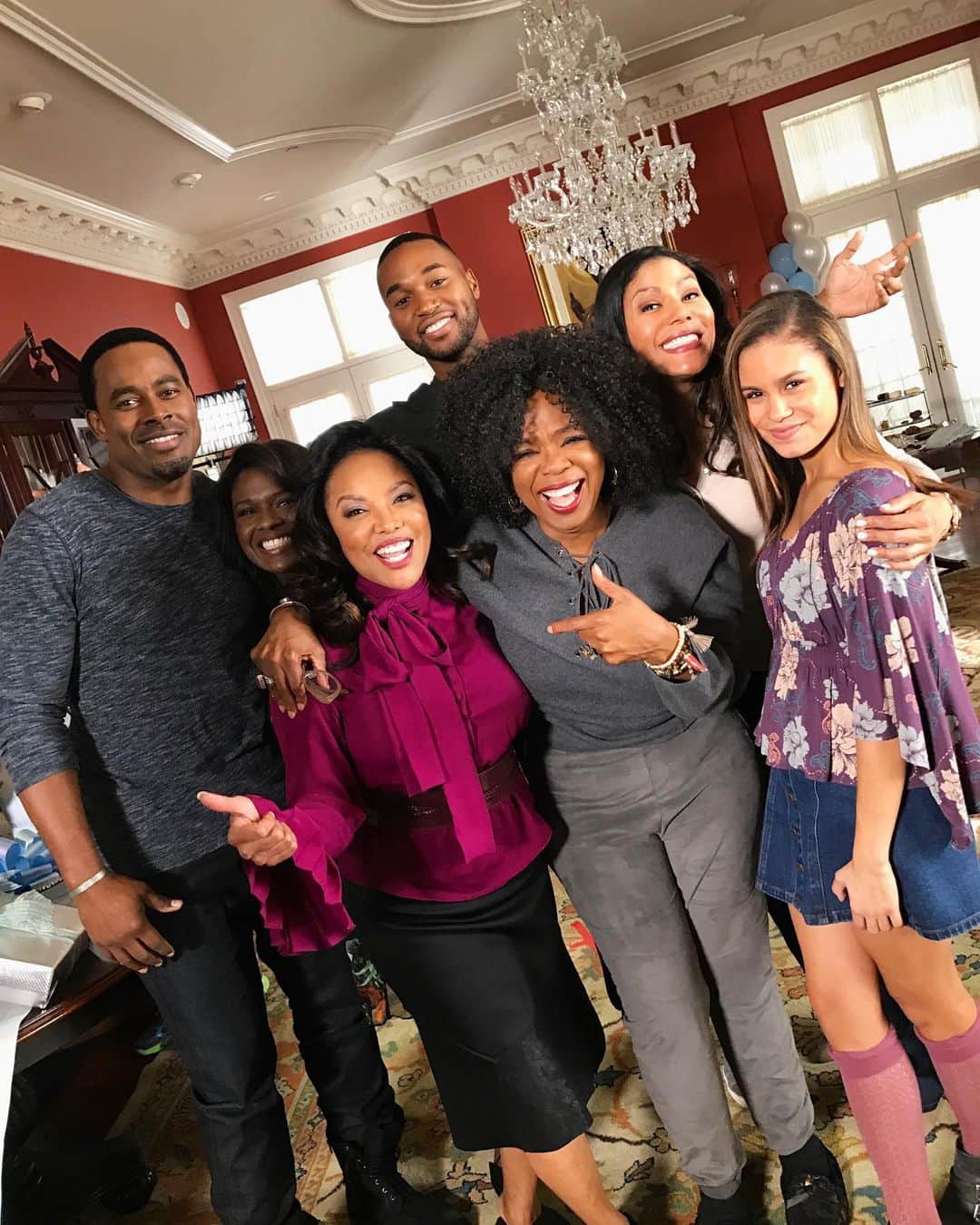 オプラ・ウィンフリーのインスタグラム：「@greenleafown all started with my intention to make a TV show about the Black church. We wanted to show a Black church family in an aspirational and inspirational way. We wanted to show that there’s not just one way to be Black. Not everyone is the same. We have a wide range of experiences within our community. The characters and actors on this show did that in their own way for five whole seasons. So to the actors, writers, creators, producers, crew, and fans: Take your bow. We did that. I know Aunt Mavis is raising a glass to y’all in her jazz bar in Sweden 🥂 #Greenleaf」