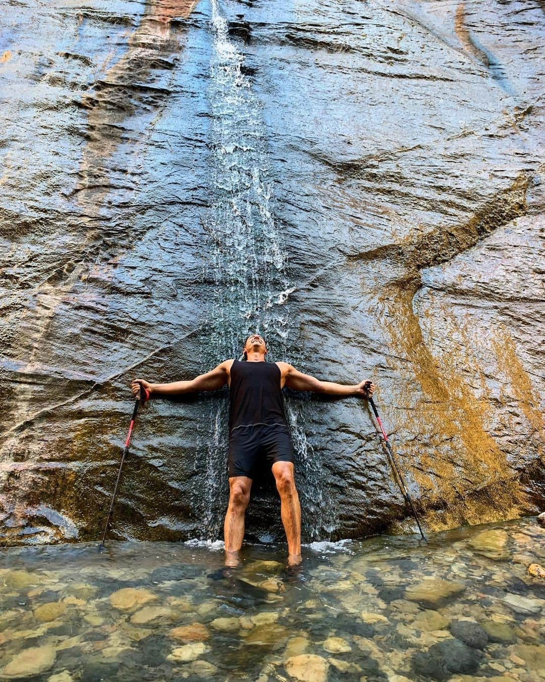 サッシャ・ロイズのインスタグラム：「The magic of Zion @zionnps #hikeutah」