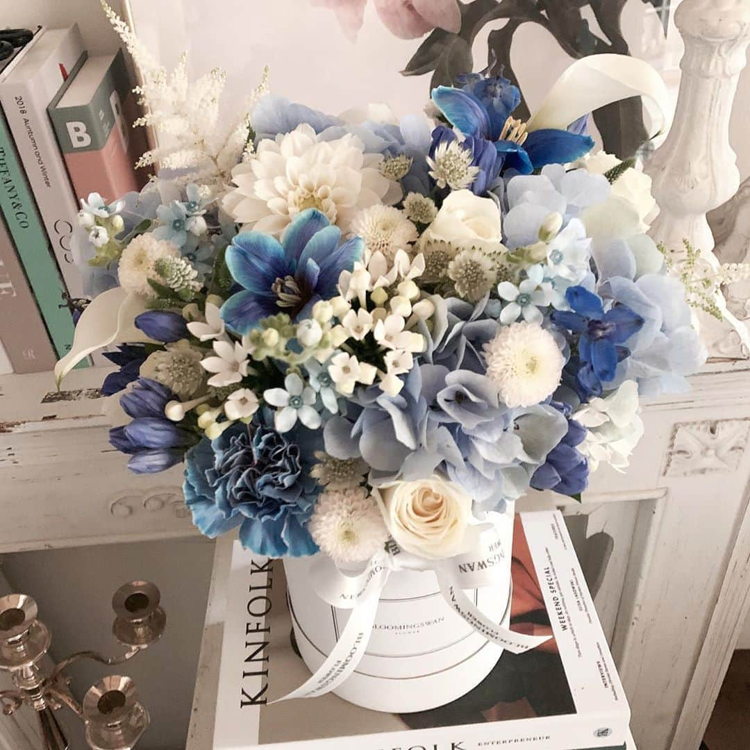 Florist.janeさんのインスタグラム写真 - (Florist.janeInstagram)「#블스박스 💙  .  . . . . . .  👆🏻블스 주문건 경우 배송료는 모두 별도 입니다. . ✌🏻배송 시간은 매번 달라지는 교통 상황에 따라 정각에 맞출  수 없으며 대략적인 시간대에 배송해드립니다.(ex 1시-2시)  👌🏻상품 문의시 원하시는 작품 캡쳐후 문의주시면 빠르게 답변도와드리겠습니다💕  🤟🏻매번 달라지는 꽃 시장 상황에따라 샘플 사진과 100% 동일하게 제작은 어렵습니다. 최대한 비슷하게 또는 사진 보다 더욱 예쁘게 제작해드리니 전적으로 플로리스트 의견을 믿어주세요 🙏🏻  .  . . .  . #블루밍스완 #꽃스타그램 #일상 #데일리스타그램 #선물스타그램 #flowers #여자친구선물 #와이프선물 #와이프생일 #생일선물 #꽃학원#플로리스트 #플라워레슨 #결혼기념일 #결혼10주년 #부모님선물 #예비시댁선물 #학동역꽃집 #강남꽃집 #강남꽃배달 #꽃배달 #꽃선물」8月12日 16時34分 - jane.florist