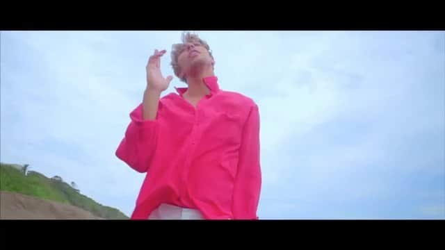 當間ローズのインスタグラム：「🌹當間ローズ緊急速報🌹 いよいよ本日當間ローズ新曲LOCOLOCOLOCOが解禁になりました🕺 楽しみにしていた皆さん大変お待たせしました！僕の作詞、作曲、プロデュース完全オリジナルラテンをみんな聞かせられて嬉しい😆 いろいろあるけどこの夏はハッピーにロコロコロコで盛り上がりましょう🌹 配信日は8月19日になります😊  https://youtu.be/eCNXRP5Xv5M  🌹News🌹 It's only 30sec but Finaly I'm able to show u my new song guys🕺 Hope u enjoy it🌹  🌹Aviso🌹 Final mente um trechinho da Minha nova musica “LOCOLOCOLOCO” tá no ar gente!!!!🕺 Venham ver no you tube e não esqueça-o de comentar e deixar o seu 👍🌹 Ela Estará a venda a partir do do dia19 de agosto!!!!🙌  https://youtu.be/eCNXRP5Xv5M  #當間ローズ  #ラテン  #ハーフ  #モデル #バチェロレッテ　#愛と筋肉のハイブリット #toumarose #singer #Artist #Model #Tokyo  #Brazilian #brasil  #italian #fashion #fitness #muscle #body #workout #sexy」