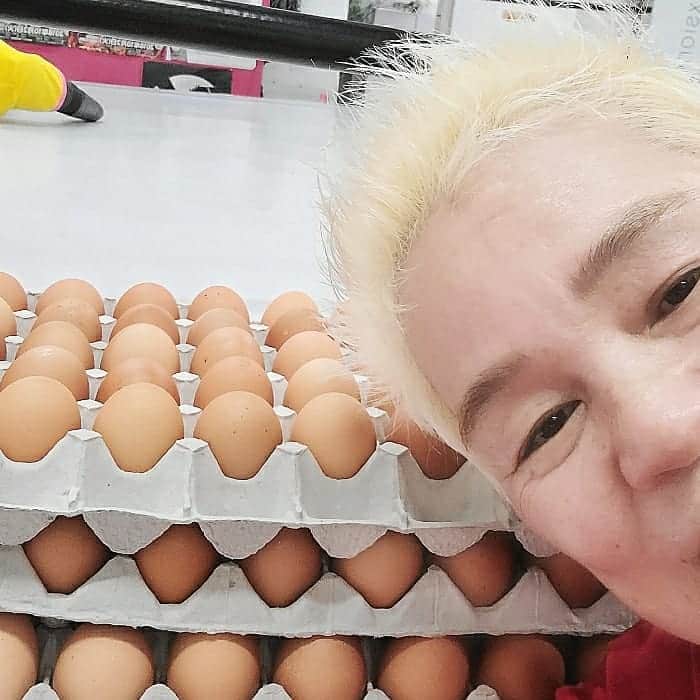 神取忍さんのインスタグラム写真 - (神取忍Instagram)「先日、お世話になっている 佐賀県の鶏卵の会社から たくさん卵を頂きました(^^) ここの卵は最高に美味しいですよー(^^) やっと、足の怪我から復活して トレーニングも再開しているので、 卵でたんぱく質摂取しよう!!  酷暑なので、 熱中症とコロナ感染と見分け方が 難しいらしいのですが、 熱中症対策、コロナ対策して かからないのが一番です! くれぐれも気をつけて下さいねー(^^) #佐賀県  #卵  #トレーニング  #熱中症対策  #神取忍」8月12日 11時14分 - shinobukandori
