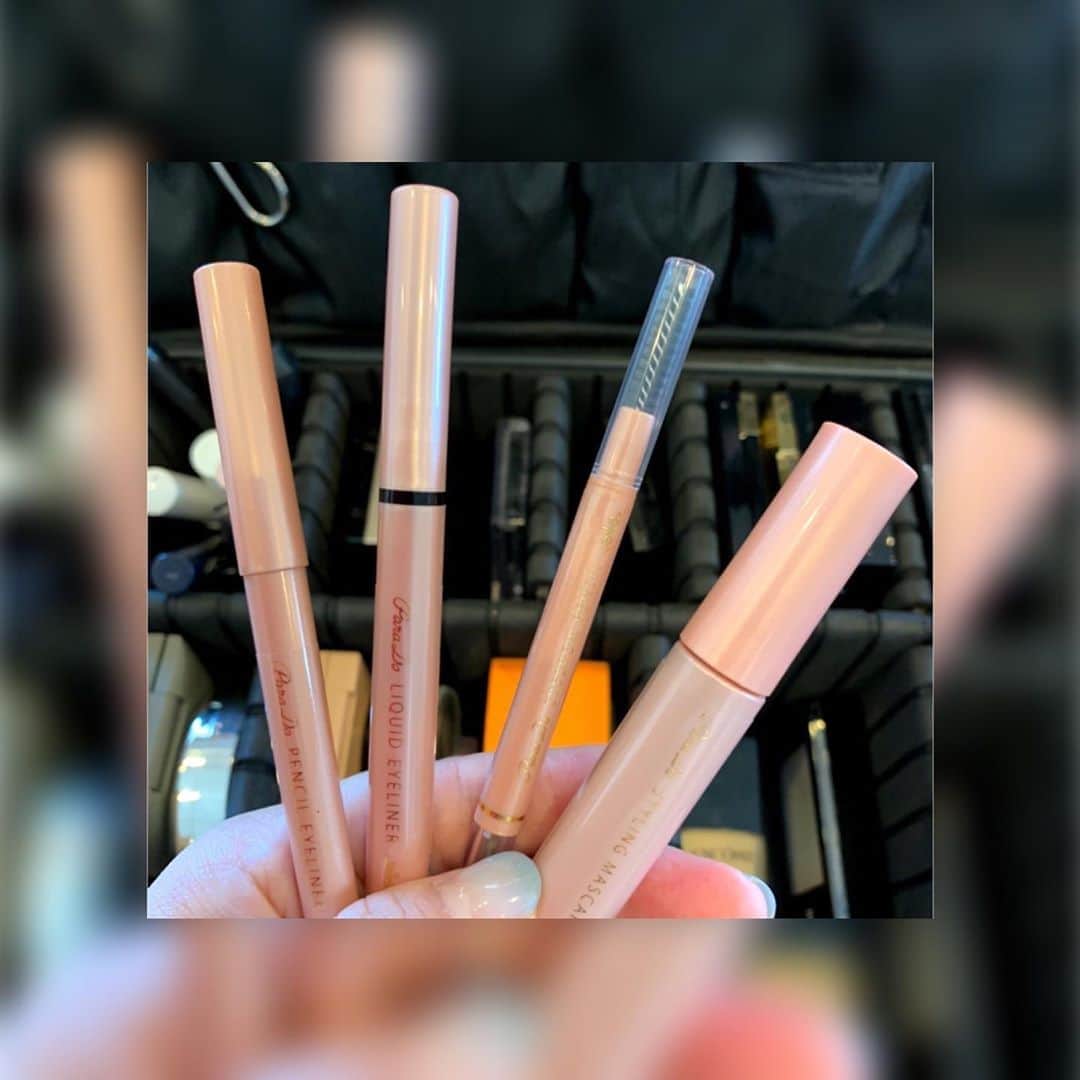 中澤裕子のインスタグラム：「👍👍 仕事の時 持ち歩くメイク道具を 忘れて急遽コンビニで買い足したcosme  すっごく優秀で メインボックス入り  アイライナー 発色よし持ちよし マスカラ 下地なくてもビューラーでカール持ちよし　 （ホットビューラーあれば尚良し）  しっかり付くのにお湯でオフ出来るのがゆっくりメイクオフに時間かけられない、もしくはめんどくさがり屋さん（←私がそう）には良い  身近にあるコンビニで このクオリティのcosme 素晴らしい  #パラドゥシリーズ #ペンシルアイライナーNBK #リキッドアイライナーBK #アイブロウペンシルNBR1 #スタイリングマスカラボリューム」