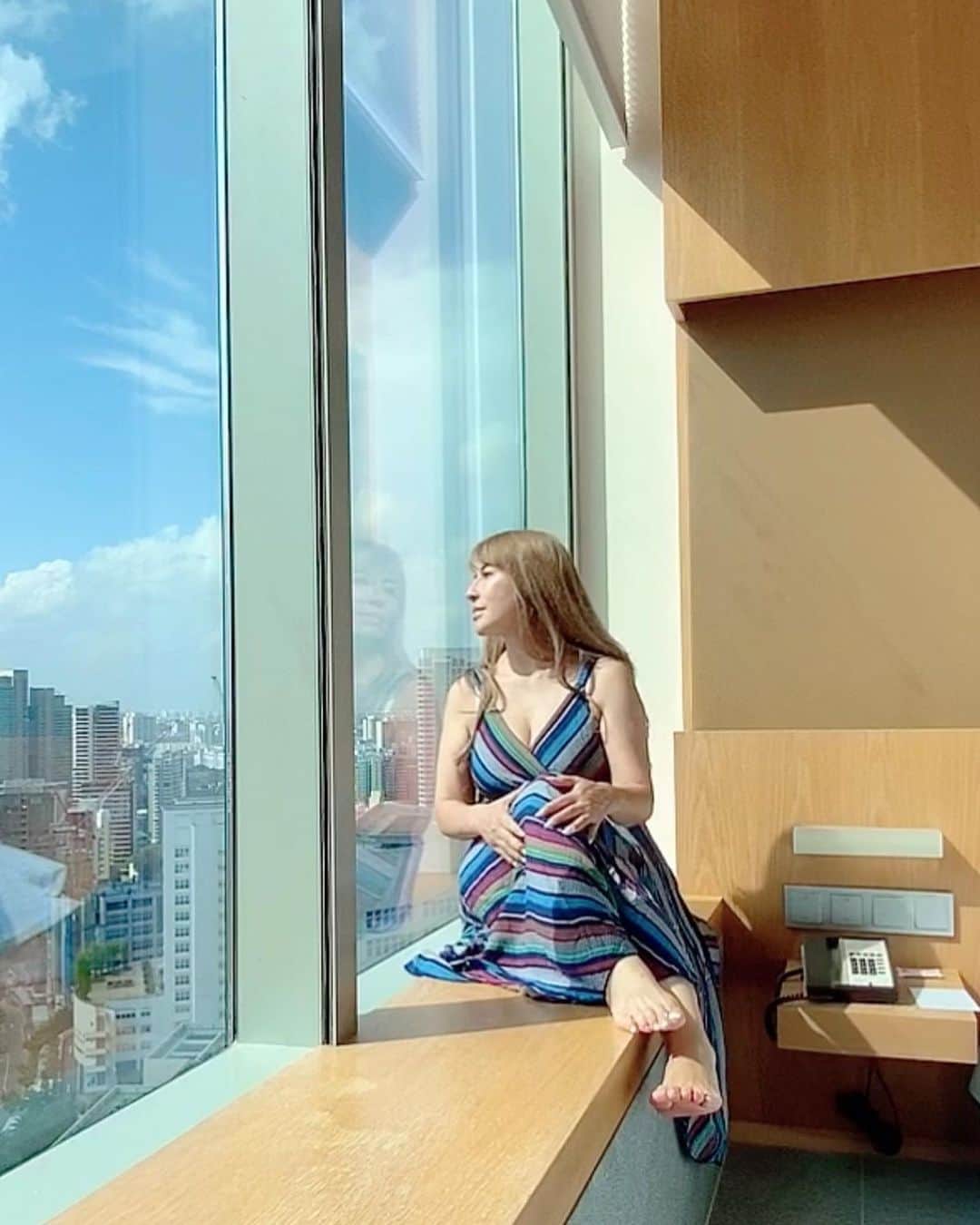 selfieneのインスタグラム：「#シンガポール隔離生活  8/2にシンガポール🇸🇬へ入国 そのままバスで隔離用ホテルへ部屋は24階、眺めがよく北西向きの明るいお部屋✨ 広くはないけど、清潔で運動できるスペースもある ここで、14日間MOMの監視下、完全隔離となる   滞在費用は3食付きでS＄2,000日本円で約16万円 PCR検査S$158 これを自己負担する  今日は11 日目、最初の7日は長かったが今は1日があっと言う間笑笑  ネットが有るから、仕事にも支障がない✨  #シンガポール #シンガポール入国 #コロナ対策  #14日間隔離  #シンガポール移住」
