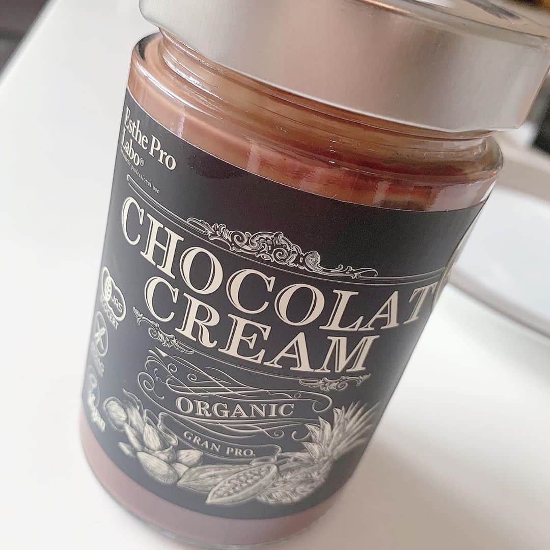 のインスタグラム：「砂糖や保存料 一切不使用。 エステプロラボのヴィーガン対応ショコラクリーム 🍫❤️ 焼き立て🍞🥐🥖に❤️ 罪悪感なしで大好きなチョコレートを楽しめる。シアワセ😋 息子もパンケーキにはいつもこのショコラクリームとバナナ🍌 ヴィーガン対応とか関係なく ただただとっても美味しくて好き 笑 #低gi  #有機アガペ #グルテンフリー #エステプロラボ #ショコラクリーム #おいしっ😋❤️」