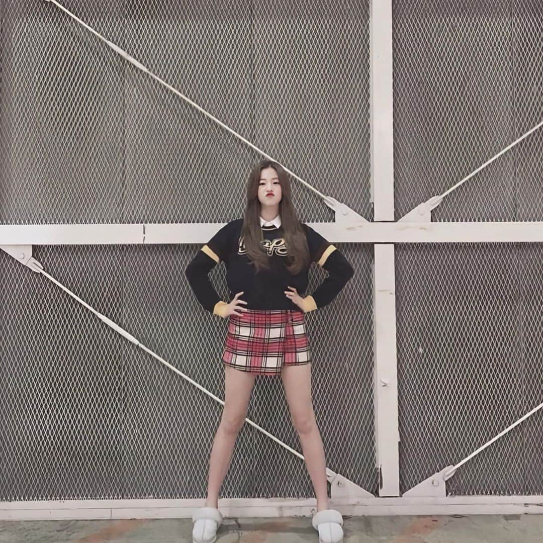 チャン・ウォニョンさんのインスタグラム写真 - (チャン・ウォニョンInstagram)「model-like wonyo 😻✨ #IZONE #WONYOUNG #JANGWONYOUNG #아이즈원 #장원영」8月12日 11時30分 - wonyoung__ive