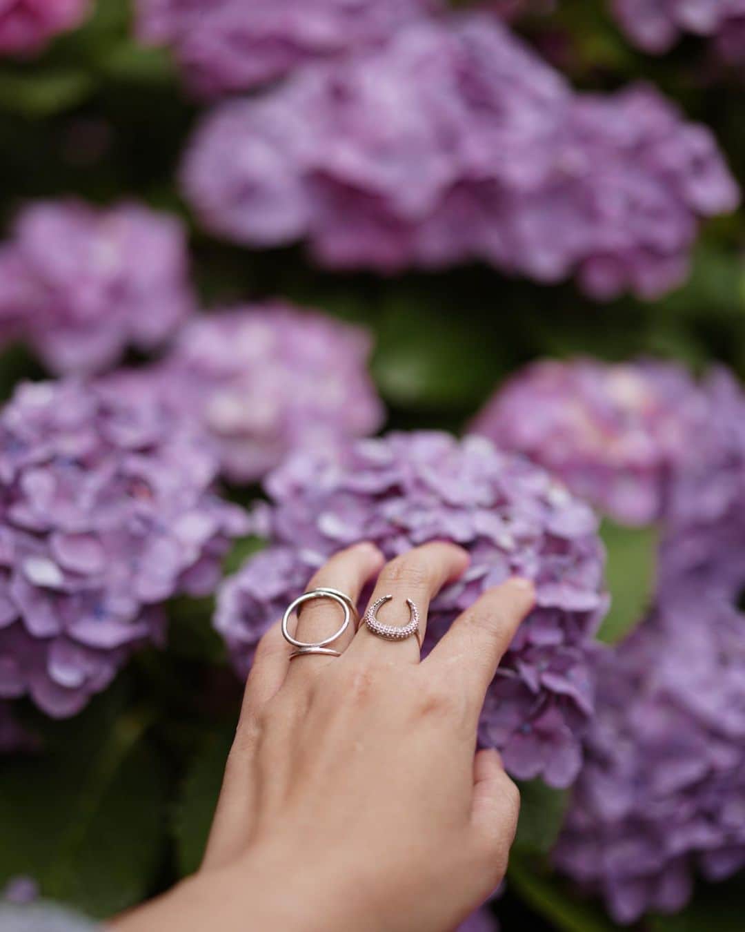 RUBYのインスタグラム：「Ocean Babe  Moon ring jewelry “ KAO “ 即完してしまった “ KAO “ようやく再販準備が整いました🌙  本日15:00〜オンラインにてご注文頂けます🧸🤍  Thank you 🌙🤍  ☑︎ Hand @fanfan_colorsnail  ☑︎ Photo @manashika  ☑︎ Jewelry @oceanbabe.official  #Ocean_Babe #O_B #ハンドメイドジュエリー」