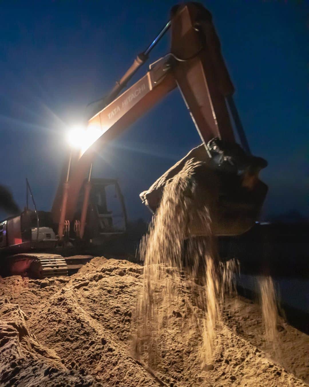 ジョン・スタンメイヤーさんのインスタグラム写真 - (ジョン・スタンメイヤーInstagram)「Ethical access is important. If the access connects to the unkind things we do, it means everything. Although this operation may be legal, sand mining is often done illegally under cover of night. We spent time along many rivers in northern India where illegal sand mining took place. Always welcome, within seconds of saying I was a photographer, the response was, "No photos!". It wasn't until reaching the Son River in Bihar that I knew someone, who knew someone, who knew someone else who might give us access. An overnight stay in Dheri, the next morning, I met someone who knew all the other someone's. Greeted warmly and welcomed for chai, he assured me his sand mining activities were legal, but all the rest of the vast machine activity within walking distance, maybe not. It was strange, the man had a security guard who openly carried a giant shotgun and joined us for chai. I realized perhaps his sand extraction for India's booming construction industry was legit, he might be needing protection from others…there are many news reports of killings and vendetta's in his profession. After pleasant talks learning about this business, he said I could photograph whatever I wished, as often as I liked. That evening the shoreline along the Son was alive in big moving machines, filling trucks with sand lit like discos while the river was low before monsoon season. With all the unfathomable grains of sand in the Son, we might imagine removing some would not matter. Amplify it by hundreds, maybe thousands of mining operations across India's vast river systems, and we have an environmental catastrophe like nowhere else on earth. Altering entire ecosystems, destroying habitat, endangering river dolphins, and eroding land that directly affects people's livelihoods and our planet. ⠀⠀⠀⠀⠀⠀⠀ India’s Daunting Challenge: There’s Water Everywhere, And Nowhere - Chapter 8 of the @outofedenwalk, my latest story in the August 2020 issue of @natgeo magazine. ⠀⠀⠀⠀⠀⠀⠀ @natgeo @outofedenwalk #walkingindia #edenwalk #india #bihar #sonriver #sandmining #trucks #discolights #environment」8月12日 11時32分 - johnstanmeyer