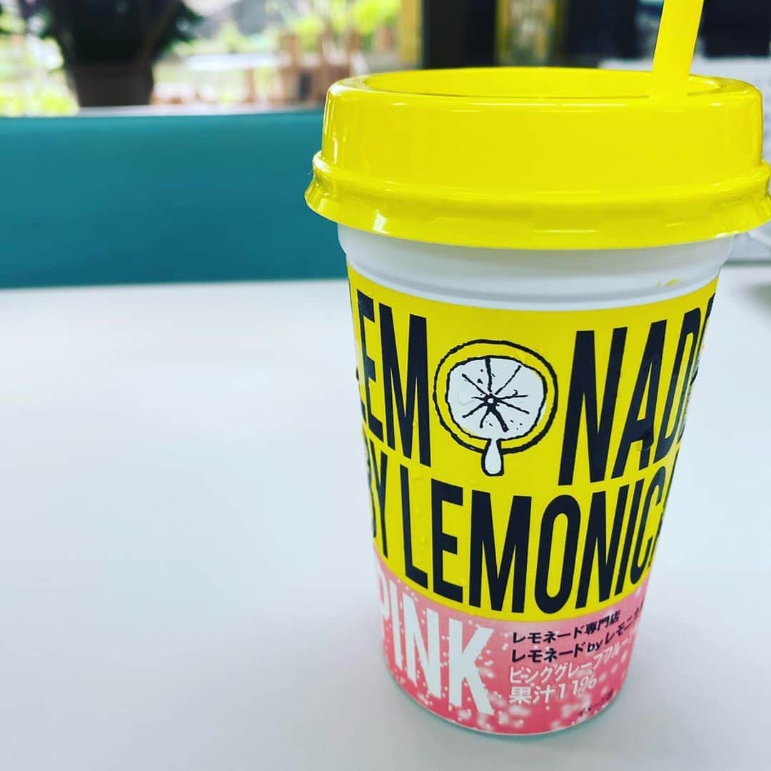 こまけいこのインスタグラム：「朝の一杯。 レモネード美味しい。  初めてリビングのエアコンをつけっぱなしで寝たら、部屋全体が少しは温度が下がってたようで朝の目覚めが良かった。  各部屋にエアコンがないので、子供たちも私もエアコンがある部屋で寝たことないのだが、年々しんどい。  我慢とかしてる場合じゃないよね。  無理しないように過ごしましょう。」