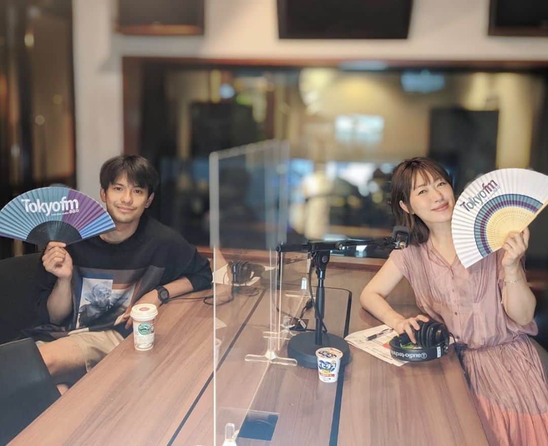 のインスタグラム：「8/12 #ディアフレンズ﻿ 俳優でアーティストの MORISAKI WIN（森崎ウィン）さんを お迎えしました！  1990年、ミャンマーで生まれ 小学4年生のときに来日。 今年3月に解散したダンスボーカルユニット 「PRIZMAX」ではメインボーカルを されていました。  俳優としてはスティーブン・スピルバーグ監督の 映画「レディ・プレイヤー1」でハリウッドデビュー！ 今年は映画「蜜蜂と遠雷」で日本アカデミー賞 新人俳優賞も受賞。 また、地元ミャンマーでは国民的スター！ 世界基準で活躍をされていらっしゃいます。  そして8月19日にはメジャーデビュー 1st EP「PARADE」が発売されます。  MORISAKI WINさん 「“世界基準って何？”って聞かれたら よくわからないけれど、今は映画も音楽も サブスクを通して、色んなかたに簡単に渡せる リリースしたらポンと世界にばらまかれる。 世界にアジアから発信していきます！という 意味もこめての世界進出と言っています。 （中略） そのなかでも自分が好きだった洋楽がベースに なっていて、Bruno Marsが大好き。 19歳ぐらいのときに出会ってから 僕のアイドルですね。最高のショーマンです！  （自由にライブにできるようになったら 海外ツアーも？） 行きたいですね！自分のルーツであるアジアを。 まずはそこをゴールに。」  ☆配信LIVE開催！ 「MORISAKI WIN SCREEN LIVE 〜Parade to the WonderLand〜@PIA LIVE STREAM&uP!!!」 8月29日（土）17:00〜  ――――――――――――――――﻿ ﻿ 【#森永乳業 #CafeTalk】﻿ ﻿ Q.座右の銘は？  「有言実行です！ 小さい頃から母親に怒られていたこと… ちゃんと自分で言ったことは守りなさいって。 今、近くにいないから思い出す機会も 増えたのかなって。 （テレビ電話とかされますか？） テレビ電話は恥ずかしいのでしないですけど 電話はよくします。」  ☆MORISAKI WINさんの誕生日 8月20日に写真集が発売されます！  ※詳しくはオフィシャルSNSをご覧ください @win_morisaki_official  #MORISAKIWIN﻿ #WinMorisaki #森崎ウィン﻿ #ミャンマー﻿ #PRIZMAX﻿ #平原綾香 #MOSHIMO﻿ #スティーヴンスピルバーグ﻿ #レディプレーヤー1﻿ #ブルーノマーズ﻿ #BrunoMars #マイケルジャクソン #MichaelJackson #坂本美雨 #MiuSakamoto﻿ @miu_sakamoto ﻿ #TOKYOFM #JFN #全国38局ネット﻿ #radiko #radikoタイムフリー #ラジオ﻿ @tokyofm_official」