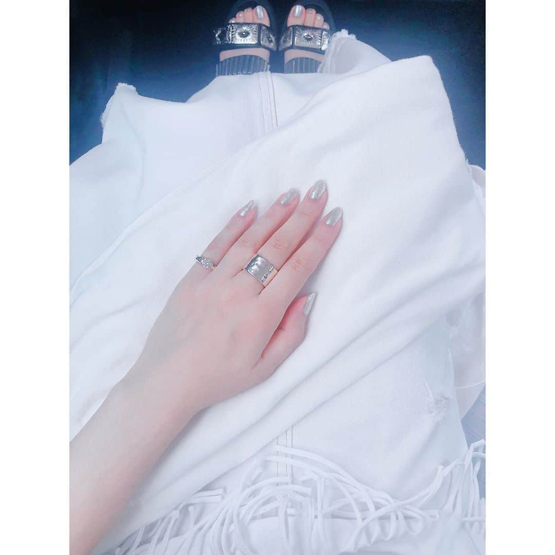 のインスタグラム：「🤍　🤍　🤍 . 暑過ぎ対策。 . 黒も好きだけど、今年の夏は断然白！😂 . 行ってきます！ . #sandal ... #togapulla  #toga . #skirt ... #gyda . #cardigan ... #uniqlo . #tops ... #journalstandard . #ring ... #em . #manicure ... #canmake #canmaketokyo」