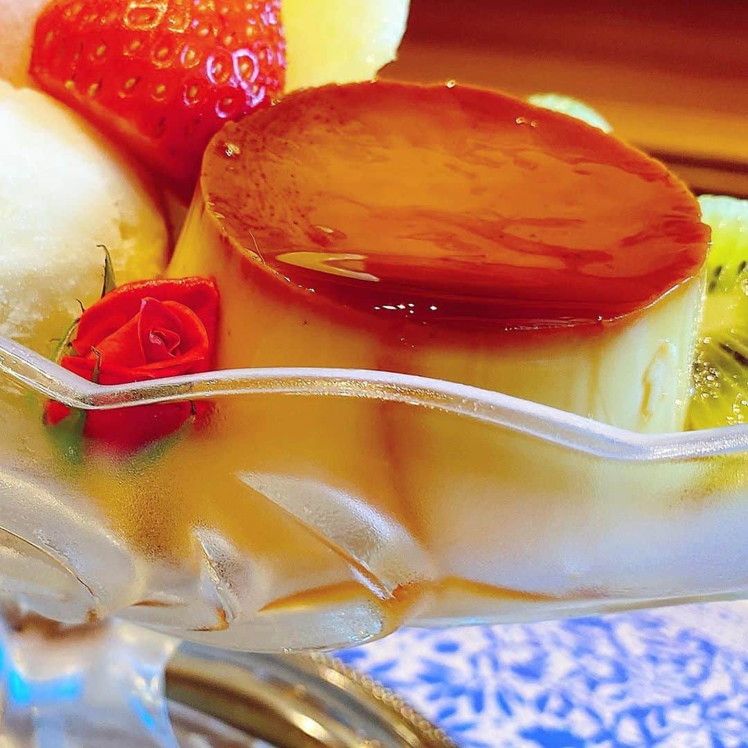 里井真由美さんのインスタグラム写真 - (里井真由美Instagram)「#pudding #fruit  🍮プリンアラモードでございます〜 ・ ・ プリンは固めでカラメルは濃いぃのが好み♡でも果物と合わせるならあんまり固く濃いと、意外とケンカしちゃう。。 ・ ・ このプリンは、 ほんと ちょうど良い固さ🍮🍮🍮 胸きゅんでございます〜♡ ・ 「横浜水信(よこはま みずのぶ)さんならではの♡旬の果物が むぎゅぎゅっ。 今はマンゴーやメロンも入って夏バージョン。季節で果物は変わります♡ 🔻 🔻 馬車道駅 直結！ 「ミズノブ フルーツパーラー」です @mizunobu_fruitparlor  ・ ・ #プリン#プリンアラモード #プリン部 #横浜#横浜水信#mizunobu#mizunobufruitparlor  #里井真由美#フードジャーナリスト里井真由美 #ありが糖運動#果物#フルーツ#パフェ#モンブラン#モンブランの世界」8月12日 11時40分 - mayumi.satoi