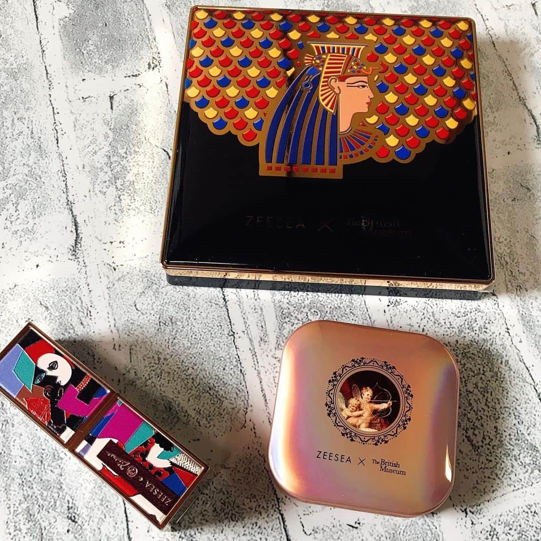 小嶋晶子のインスタグラム：「I 💙 cosmetics! #zeesea #eyeshadow #lipstick #highlight #zeesea×thebritishmuseum  #zeesea×picasso #大英博物館コラボ #ピカソコラボ #初zeesea #完全なる #パケ買い」