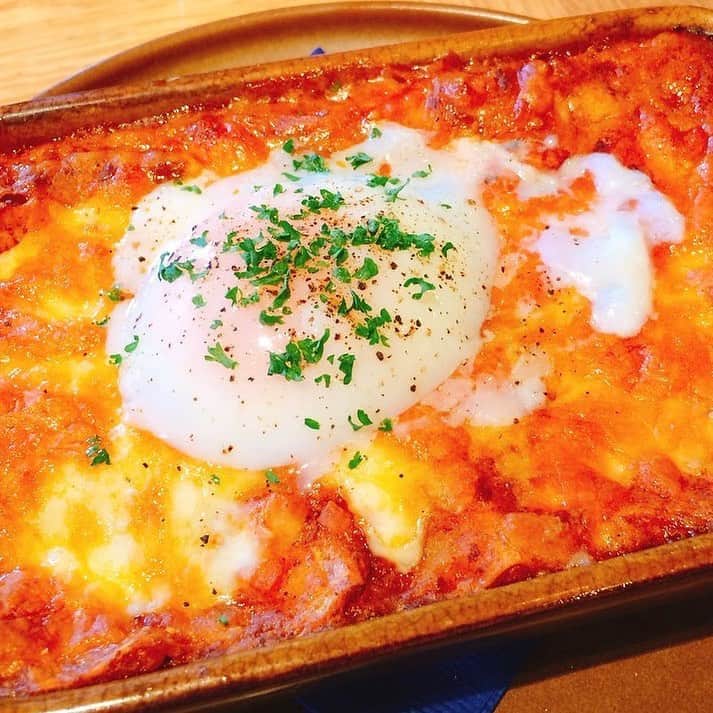 T.G.HEARTH TGハースのインスタグラム：「こんにちはTGハースです！﻿ みなさん暑いですね💦﻿ 暑い日は逆に熱いもの食べて元気出しませんか？？﻿ ランチ限定TGハース大人気のラザーニャあります🤤﻿ ﻿ 当店名物ロティサリーチキン1羽まるごと¥1980🐓﻿ すぐ電話↓↓↓期間限定なのでお早めに〜💕💕💕﻿ ☎️03-6416-9445←ﾖｳﾁｪｹﾗ🤘﻿ ⭐️旨辛フェアも絶賛開催中なのでテイクアウトチキンの味変更やハーフ&ハーフも対応してます🤓﻿ ﻿ ﻿ ◆モバイルオーダーも出来るようになりました✨﻿ プロフィールからHPをアクセスしてください♪﻿ モバイルオーダー﻿ https://tgh.for.dinii.jp/﻿ ﻿ ◆Uber eats・menu・出前館によるデリバリー﻿ 11:30〜21:00﻿ ﻿ ◆LINE@登録お願いします♪﻿ https://lin.ee/g0H4jc6﻿ ﻿ ﻿ 皆さまの笑顔に会えますように！💕💕💕﻿ ﻿ #TGハース#代官山ディナー#代官山ランチ#恵比寿グルメ#恵比寿ビストロ#恵比寿ディナー#代官山グルメ #ハース #代官山テイクアウト#恵比寿ランチ#ラクレット#チーズ#ロティサリーチキン#恵比寿ご飯#menu#恵比寿ワイン#テイクアウト#渋谷ディナー#恵比寿チーズ#tghearth#渋谷グルメ#渋谷ランチ#恵比寿チーズ#恵比寿カフェ#チーズケーキ#渋谷テイクアウト#恵比寿新聞#恵比寿ビール#チーズフォンデュ#恵比寿テイクアウト」
