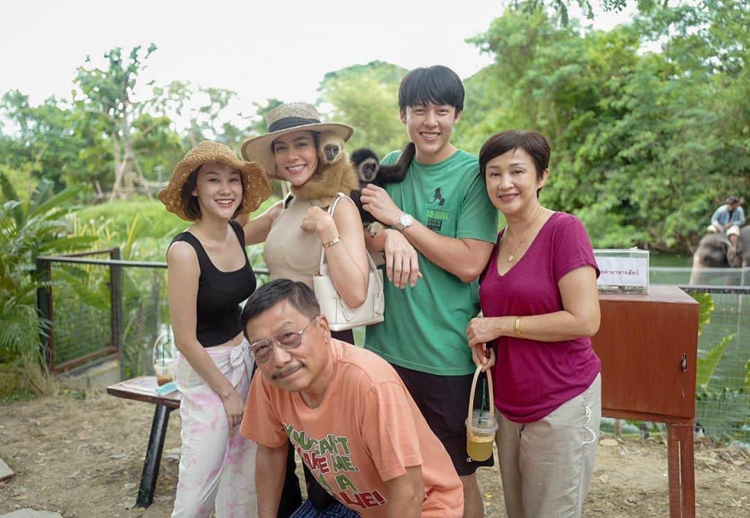 キンバリー・アン・ウォーテマス・ティアムシリのインスタグラム：「Happy Thai Mother's Day Everyone💚 #อยากเอาน้อนกลับบ้านนนน🐒」