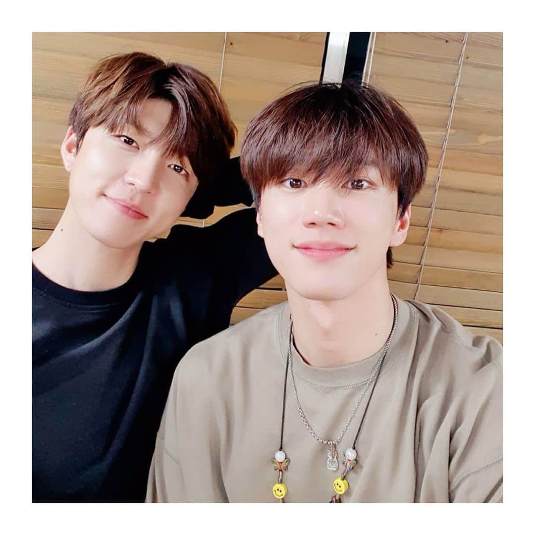 U-KISS（ユーキス）のインスタグラム：「[#유키스] 오랜만에 비 그친 오전인 거 같아요! 여러분 점심도  맛있게 드세용💙  #수현 #이준영 #맏막즈  #UKISS #SOOHYUN #LEEJUNYOUNG」
