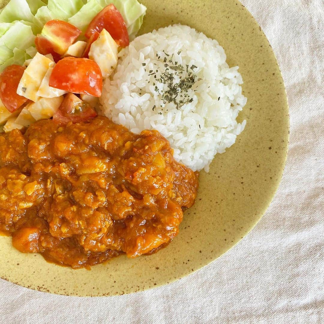 清水麻璃亜のインスタグラム：「#トマトカレー  水をほぼ使わないで作るカレーにハマってます🍛 大量の玉ねぎをスパイスと炒めて、トマト缶とカレー粉でお水はすこーし！おいし〜！ そろそろカレー粉使わないカレーに挑戦したいな☺︎ #シミズキッチン」