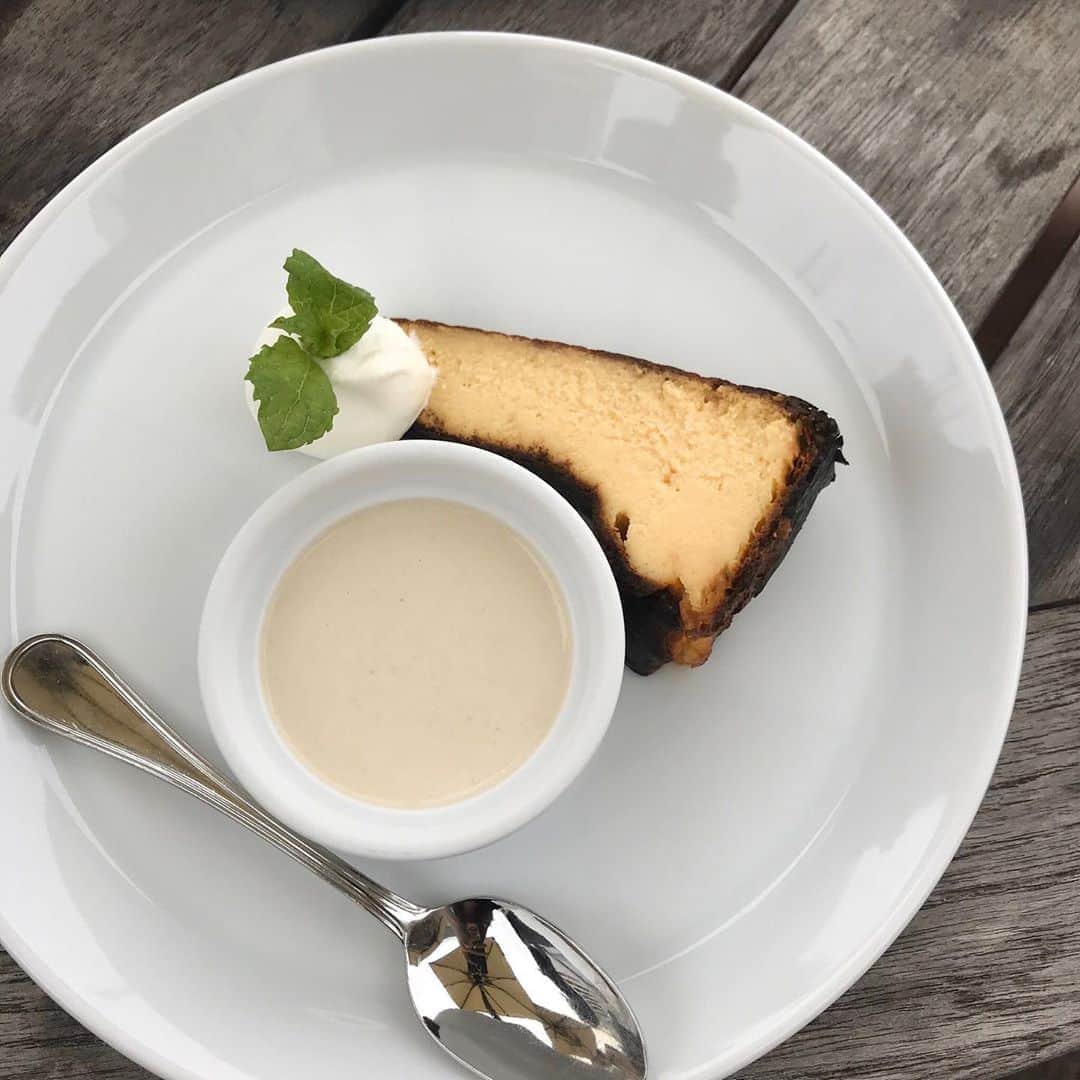 後藤夕貴のインスタグラム：「ㅤ いつかのチーズケーキとプリン🥄 ごはんも美味しかったからまた食べにいきたいな💭 ㅤ 場所どこだったか忘れたけど！笑 ＿＿＿＿＿＿＿＿＿＿ #チーズケーキ #プリン #カフェ #카페 #일본카페」