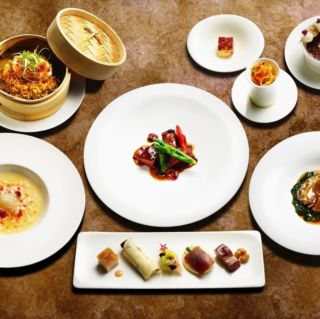 Mandarin Oriental, Tokyoさんのインスタグラム写真 - (Mandarin Oriental, TokyoInstagram)「【WEDDINGS at MANDARIN ORIENTAL, TOKYO】  人生で最も華やかなお祝いのテーブルに、最高峰のお料理を。  館内3つのレストランがミシュランの星に輝き「美食の殿堂」と称される当館のシェフチームが集結し、総力をあげ創りあげたウエディングメニュー。四季折々の食材を使用し、5つのカテゴリー全15種類のメニューをご用意しております。  詳細はこちら：https://bit.ly/3iwh11n　    #MandarinOrientalTokyo #MOtokyo #MOTYOwedding #マンダリンオリエンタル東京 #ウェディング #ホテルウェディング #ブライダルフェア #プレ花嫁 #Bridal #Bridalfair #花嫁 #wedding #weddingfair #ウェディングフェア #weddingdress #Weddingphotography #日本橋 #Nihonbashi #重要文化財 #披露宴 #weddingparty #結婚式準備 #結婚式 #ミシュラン #michelin #weddingmenu #weddingfood #weddingdishes #結婚式料理 #ウエディングメニュー」8月12日 12時10分 - mo_tokyo