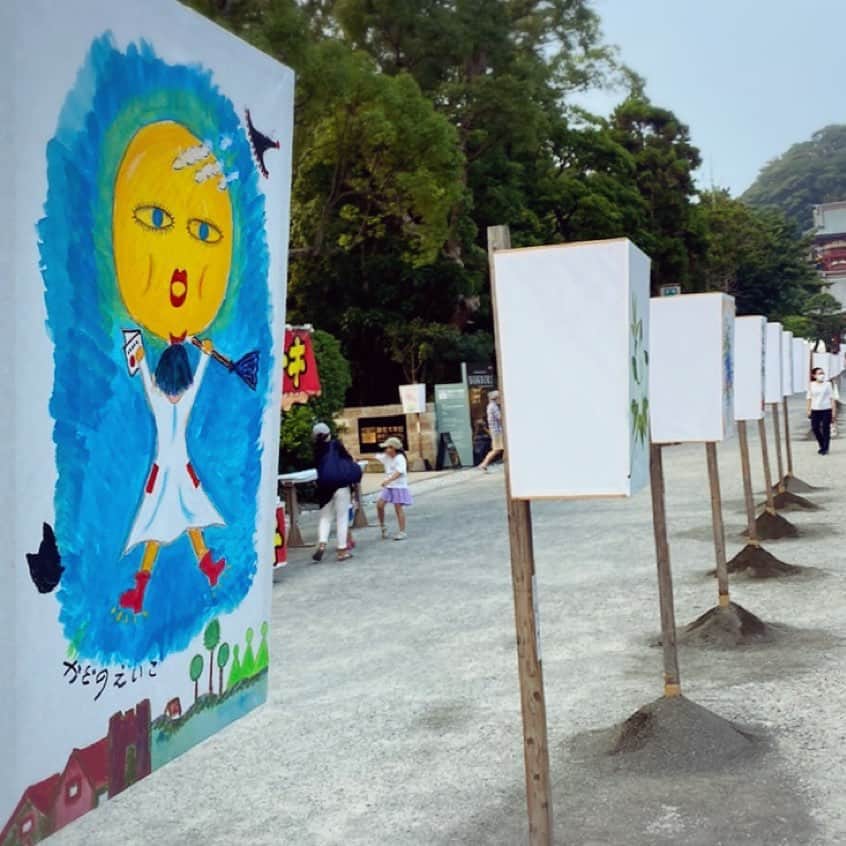 のインスタグラム：「毎年８月の初め、鎌倉の鶴岡八幡宮で「ぼんぼり祭り」があります。 鎌倉に住む絵描き、作家、詩人、漫画家、書家など、たくさんの人が、書や絵を書いて参加します。 こうして出来たぼんぼりは八幡様の長い参道に並べられ、夕方になると一つ一つにローソクの火が灯され、とっても幻想的！ 海から涼しい風が吹き、古都、鎌倉の夏の夜は多くの人で賑わいました。 今年、私は、お月様に向かってジャンプする少女の魔女を描きました。 . Bonbori festival is held annually in the beginning of August at Tsurugaoka Hachimangu shrine in Kamakura city.  So many artists, writers, poets, cartoonists, calligraphers draw pictures or calligraphies to offer to this festival. Each artwork is mounted to lamps and they are lined up along the long approach to the shrine. Early in the evening, every candles of lamp is lit, and it’s very mystical. Nice breeze come from the sea, and the summer night at ancient city of Kamakura was crowded with many people. This year, I drew a young witch who is jumping to the moon. . #魔女の宅急便 #児童文学作家 #鎌倉 #鎌倉鶴岡八幡宮ぼんぼり祭り #鶴岡八幡宮 #鎌倉散歩 #kikisdeliveryservice #kiki #jiji #eikokadono #kamakura #tsurugaokahachimangu #shrine」