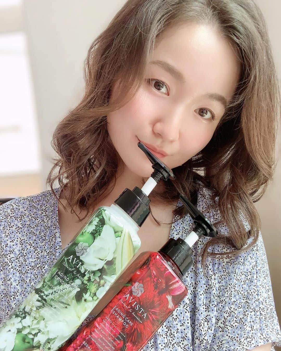 リナさんのインスタグラム写真 - (リナInstagram)「@avista.store   キレイな髪をキープするために、 頭皮環境を整えようと思って、 AVISTA（アビスタ）を使い始めたよ🌟  AVISTAのヘアケアシリーズは、 天然由来成分100％のノンシリコン！  フルーツ酸によるマイルドピーリング作用もあるから、 古くなった頭皮の角質をやさしく除去して、 髪と頭皮をクリーンな環境に導いてくれるんだって♪  美容成分たっぷりの アミノ酸系洗浄成分配合シャンプーは、 泡パックもできちゃう🧴 シャンプーだけでも、 うるんと滑らかな仕上がりになって👌  精油をオリジナルブレンドした、 ハーバル系の優しい香りもあり癒し効果抜群🌿 ...................................................... #アビスタ #エイジングケアシャンプー　#ノンシリコン #ノンシリコンシャンプー #ノンシリコンコンディショナー #アミノ酸シャンプー #スカルプケア	 #スカルプケアシャンプー  #オーガニックシャンプー  #ダメージケアシャンプー #頭皮ケア　#頭皮スッキリ #ノンケミカル処方　#泡パック #リンゴ幹細胞エキス  #天然由来成分 #ボトル可愛い #おうち美容 #PR #アビスタエイジングケアシャンプー #アビスタエイジングケアコンディショナー」8月12日 12時12分 - 1010koki0218