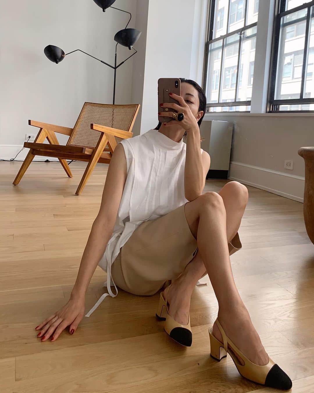 大塚良子のインスタグラム：「#ootd tops... @anndemeulemeester_official  pants... @zara  shoes... @chanelofficial  #nyc #life #manhattan #fashion  #dailyfashion #nymom  #ニューヨーク暮らし　#ニューヨークママ#海外生活　#海外移住　#ニューヨーク」