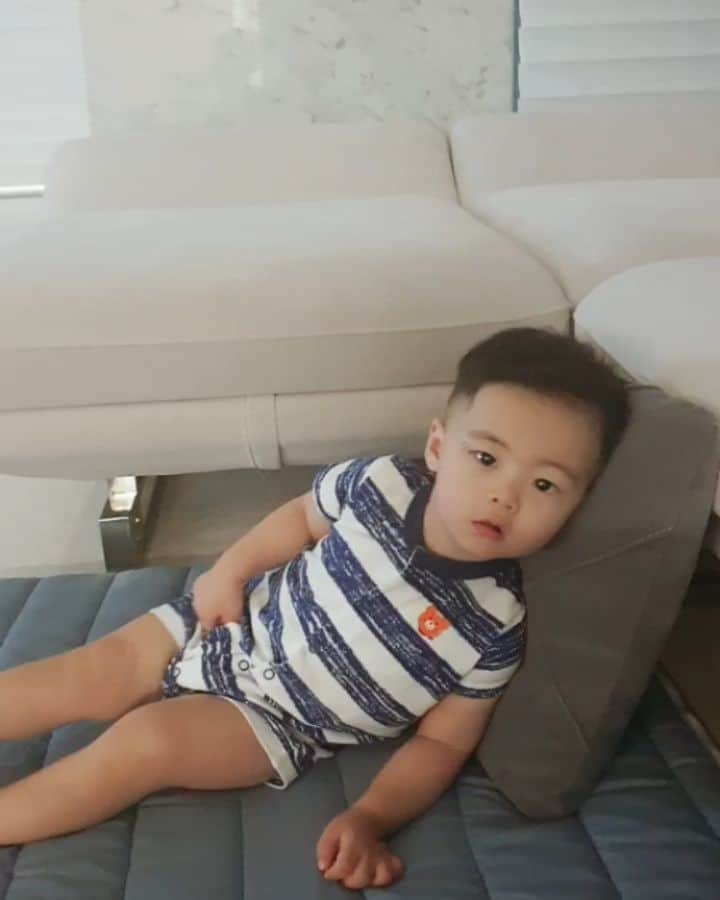 ミン・ヨンウォンのインスタグラム：「머리깎았더니 왠지 군대보내는 느낌이네요. #민서오빠 💙 . 자다 깨서 바로 빵빵 보여달라고.. 참네.. 잠도 덜깨고 눈도 못뜨고 빵빵.. 🚘🚔🚕🚒🚑🚓🚚🚛🚍🚌 . 요즘 자기 맘대로 안되면  화를 버럭! 내는 아기 ㅋㅋㅋ . 마니 컸다. . 귀염둥아 대학가면 진짜 빵빵 사줄께  . . . . 머리 길러서 파마 시켜주려고했는데.. 머리 기니까 아직 주체불가네요 결국 잘랐더니  속이  시~~~원 하네요. #17갤아기 #육아맘 #육아일기 #육아소통 #아들맘 #아기패피 #오오티디 #소통  #일상 #아기헤어 #아기 패피」
