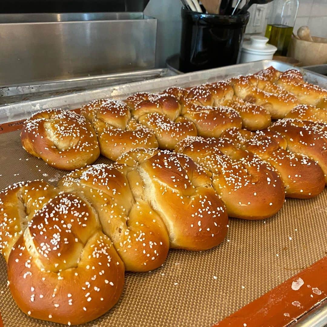 アダム・シャピロのインスタグラム：「Testing some fluffier twists. Gonna test these ones all night long. @shappypretzel」
